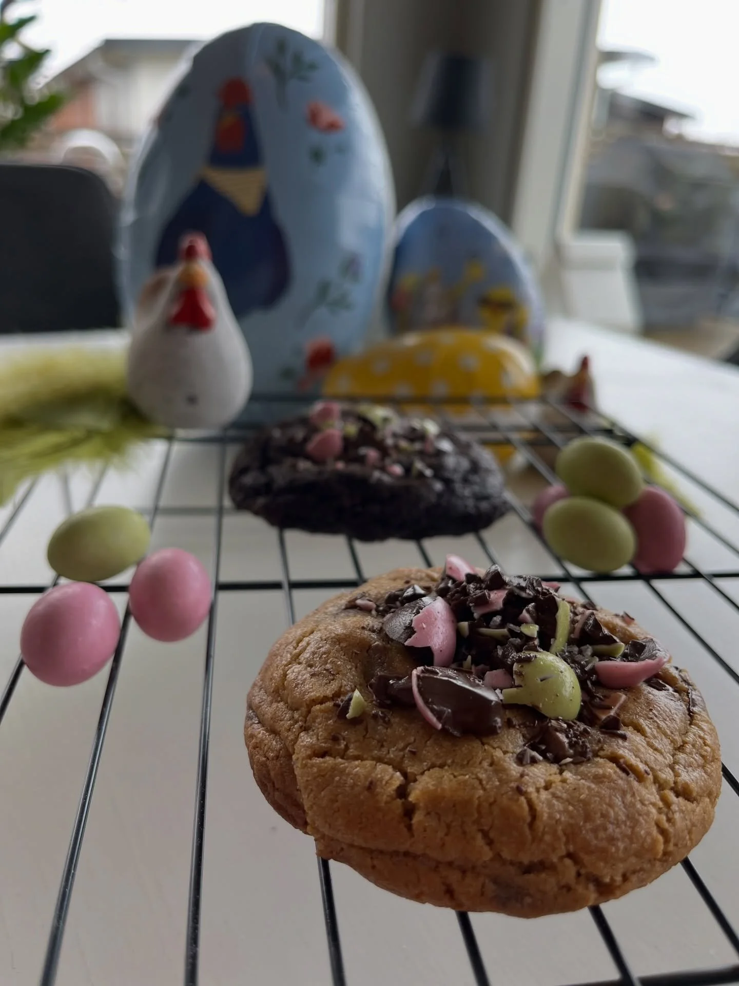 P&aring;skveckan! 
Jag erbjuder tv&aring; h&auml;rliga limpor till p&aring;skbuff&eacute;n, en supermjuk formlimpa och en klassisk surdegslimpa. Veckans kakor &auml;r pyntade med lite p&aring;skiga choklad&auml;gg. 
Finns i begr&auml;nsat antal fram 