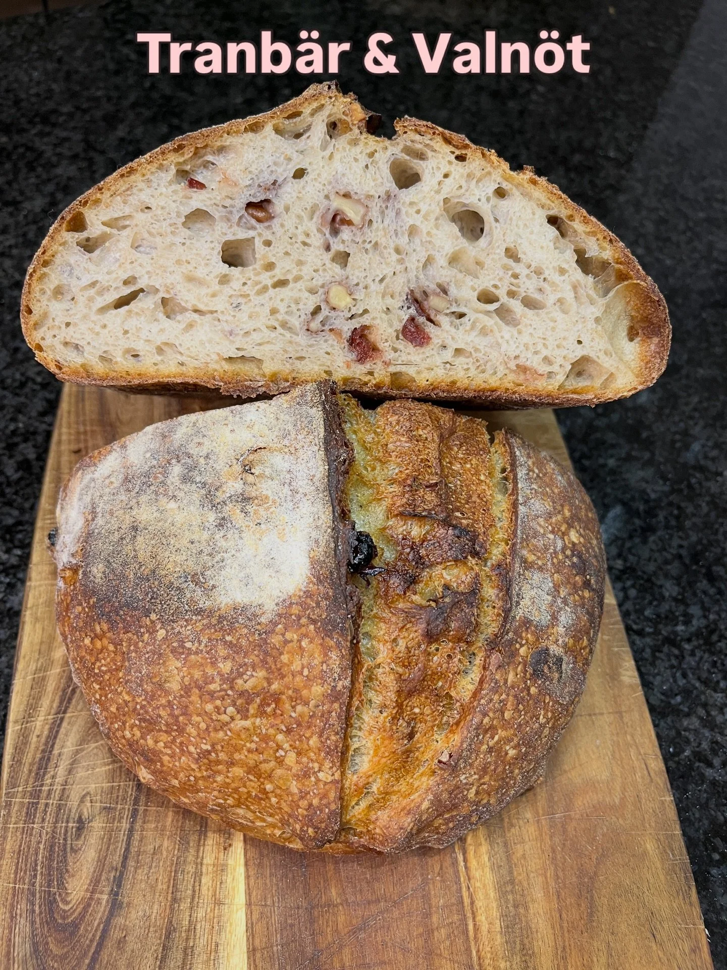 VECKA 15
Ljusa surdegen
Chocolate chip cookies
Brownie cookes
Tranb&auml;r &amp; Valn&ouml;t- En ny limpa p&aring; test! Min omtyckta surdegslimpa med en h&auml;rlig kombination av syrligt tranb&auml;r och valn&ouml;tens jordiga krisp. 

Finns att be