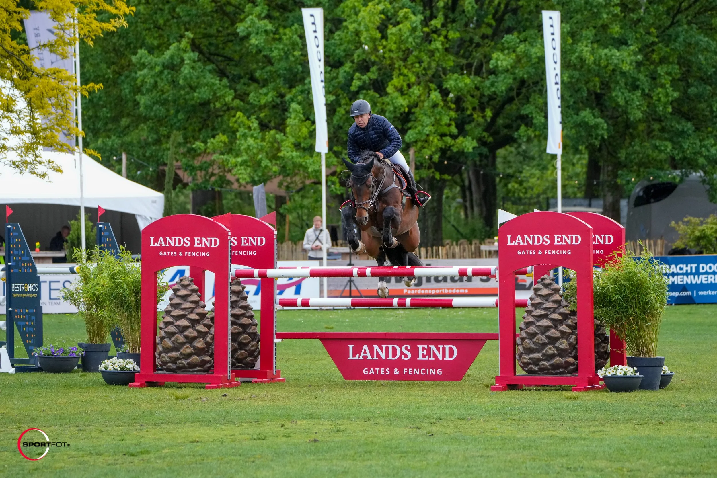 Déjà vu aan de Karpendonkse Plas: Rob Heijligers wint de V2 Facility Prix met fokproduct van Mirjam Bierings