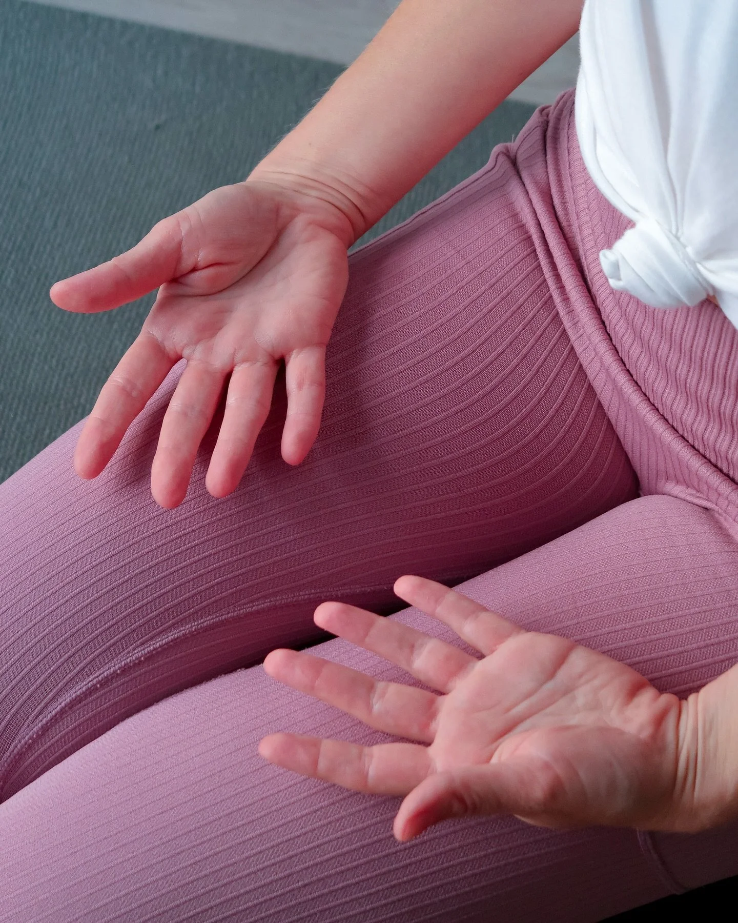 Dans la team Joy Yoga, d&eacute;couvrez Jessica ! 

@massagewithjessica est professeure de yoga. She&rsquo;s from England, and she is a v&eacute;ritable rayon de soleil ! Ses cours sont dispens&eacute;s dans sa langue natale, avec parfois un peu de f
