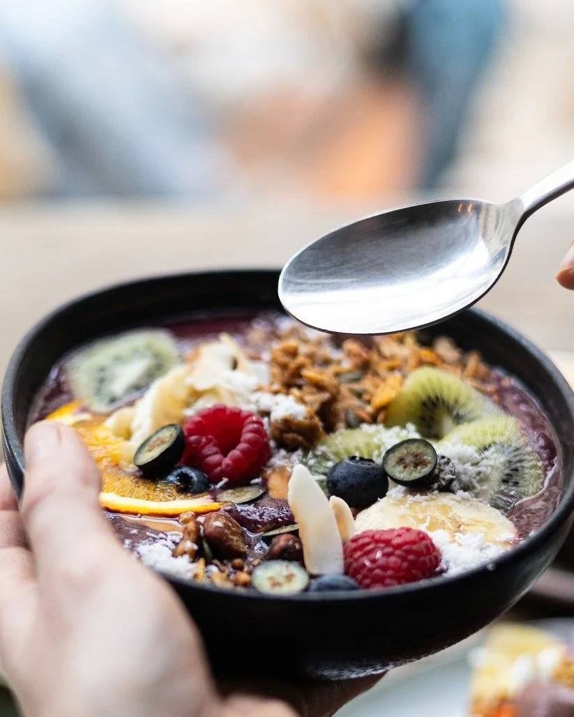 Breakfast &amp; Brunch 🥞
Chez Joy, c'est possible tous les jours, de 10:00 - 18:00 !

Retrouvez :
🥞 nos mets sucr&eacute;s : le Granola bowl, les Blueberry pancakes, le Chia framboise ou encore l'A&ccedil;a&iuml; Bowl
🥑 nos d&eacute;lices sal&eacu
