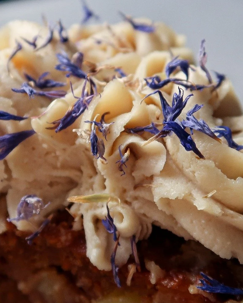 Le dessert du moment : notre Carrot Cake 

Avec ses &eacute;pices et sa robe cream cheese aux noix de cajou, ce dessert se d&eacute;guste accompagn&eacute; d&rsquo;un cha&iuml; latte, d'un caf&eacute; ou d&rsquo;une tisane 🫖
Le meilleur moyen d'avoi