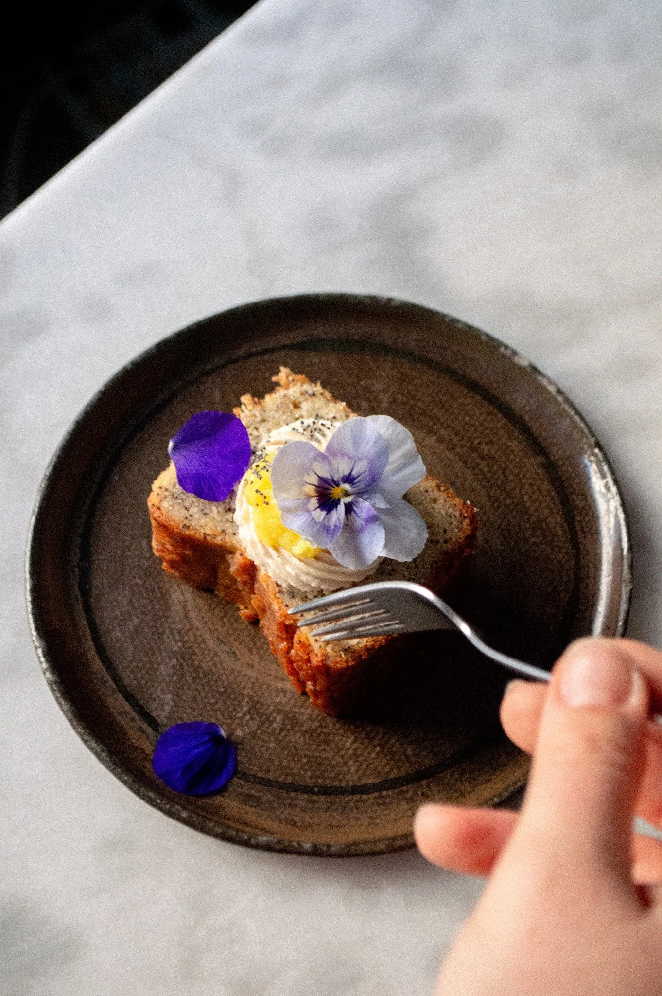 Cake citron pavot 🍋

Sans guten &amp; vegan (of course)
Couronne de chantilly v&eacute;g&eacute;tale
Lemon curd intense
Pinc&eacute;e de Graines de pavot
Signature color&eacute;e : une fleur fra&icirc;che 🌼

Toutes nos p&acirc;tisseries sont pr&eac