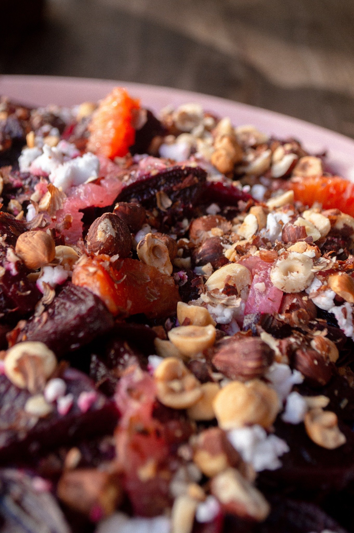 L'une de nos salades du moment ✨

🌰 Betteraves au thym 
Supreme d'orange sanguine
Radiccio frais
Feta v&eacute;g&eacute;tale 
Noisettes concass&eacute;es

Allerg&egrave;nes pr&eacute;sents : Noisette, Coco

Parfum&eacute;e, color&eacute;e et riche e