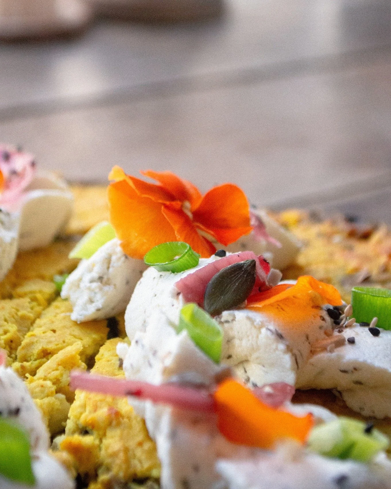 La Tarte du moment ✨

🌼 Quiche aux champignons
P&acirc;te feuillet&eacute;e vegan &amp; sans gluten
Appareil &agrave; quiche vegan
Champignons 
Chantilly au thym
Pickles d'oignons rouges
Graines de courge
Fleurs de pens&eacute;es

Avec le retour du 