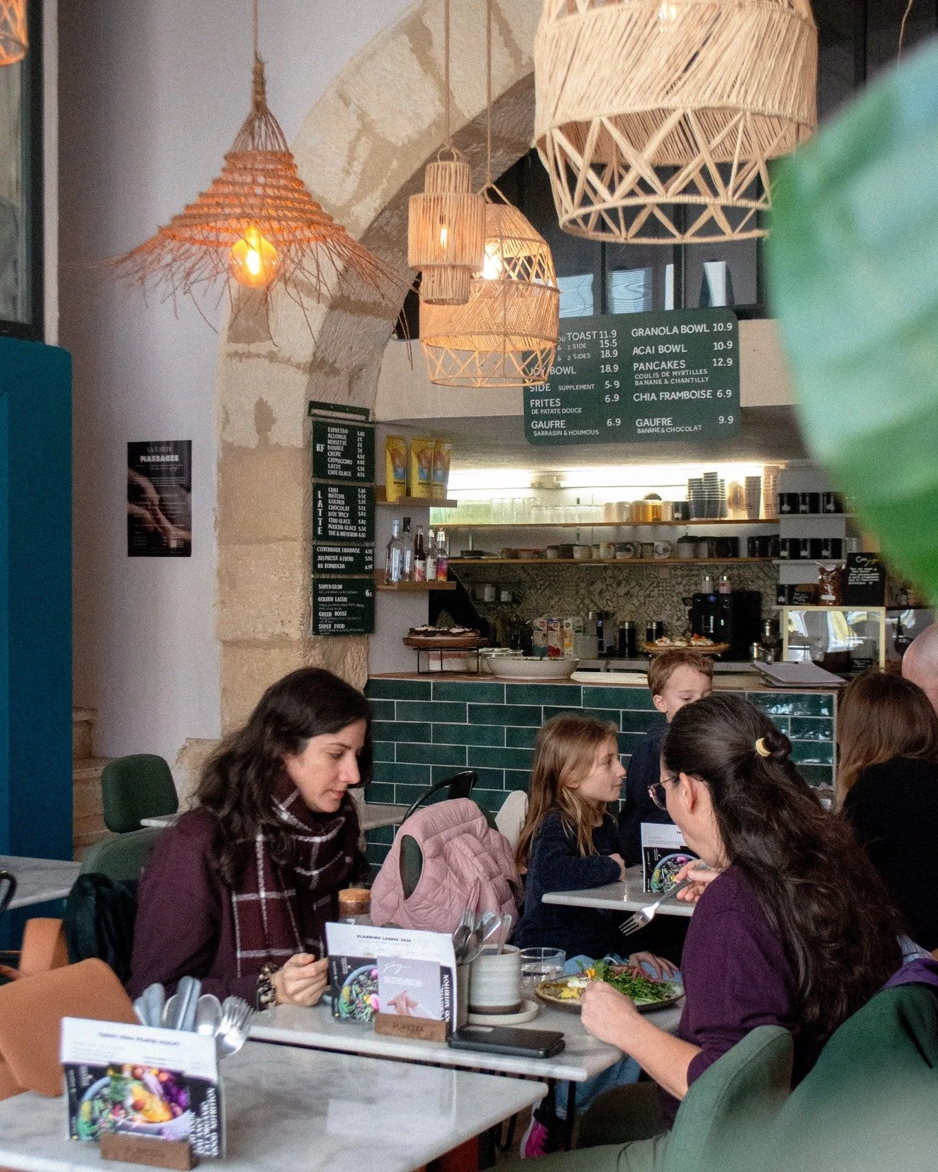 Vous recevoir chaque jour 🧡

L'espace caf&eacute; est pens&eacute; pour vous permettre de ralentir 
et vous ressourcer.
Que ce soit pour partager en famille, entre amis, vous d&eacute;tendre ou travailler : nous vous offrons ce lieu de vie o&ugrave;
