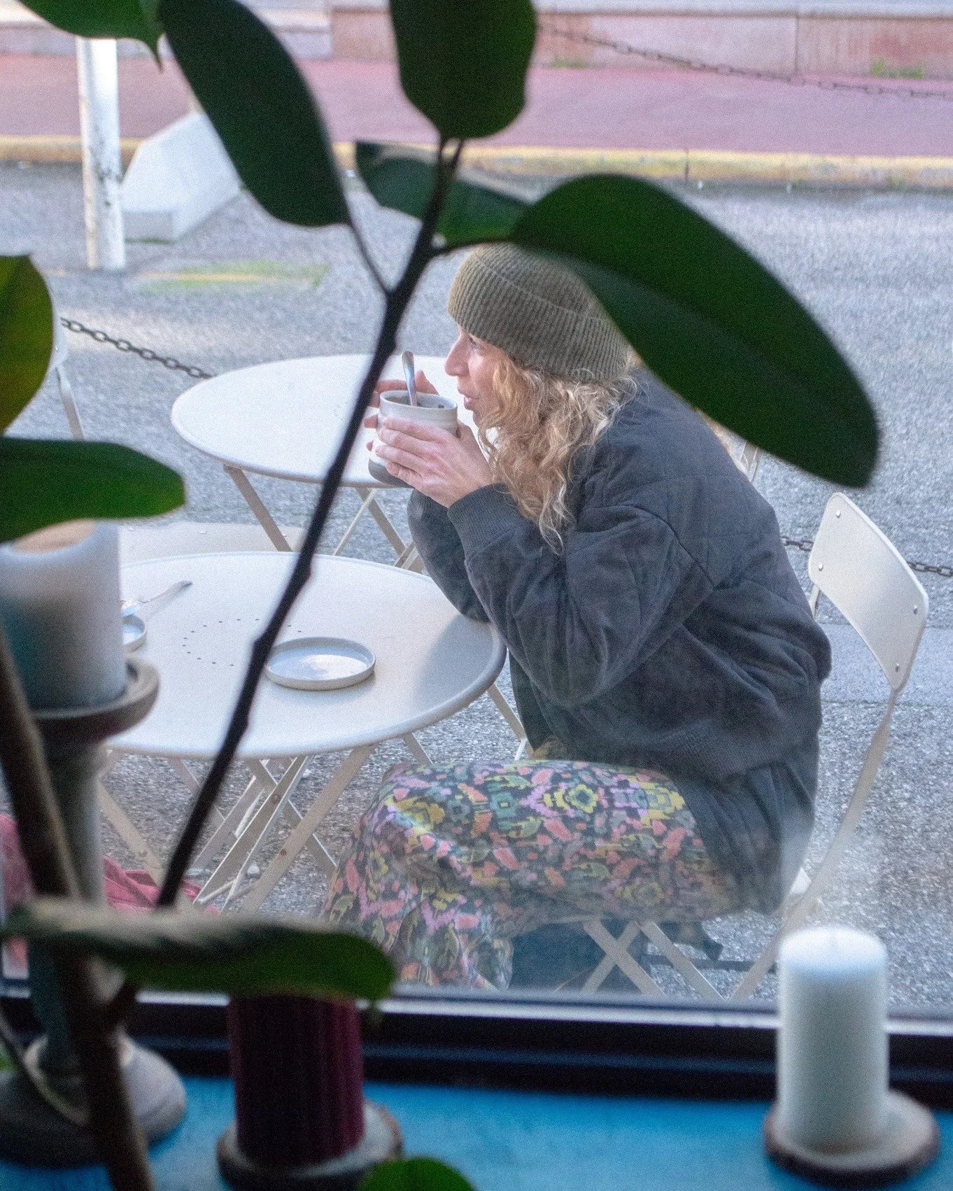 Namaste &amp; Latte all day ☕️🧘🏽&zwj;♀️
Joy every day 💛

Le soleil pointe son nez timidement, le printemps s'annonce dans les branches et notre terrasse vous attend 🌞

Chez Joy, tout est pens&eacute; pour vous, chaque moment est pens&eacute; dans