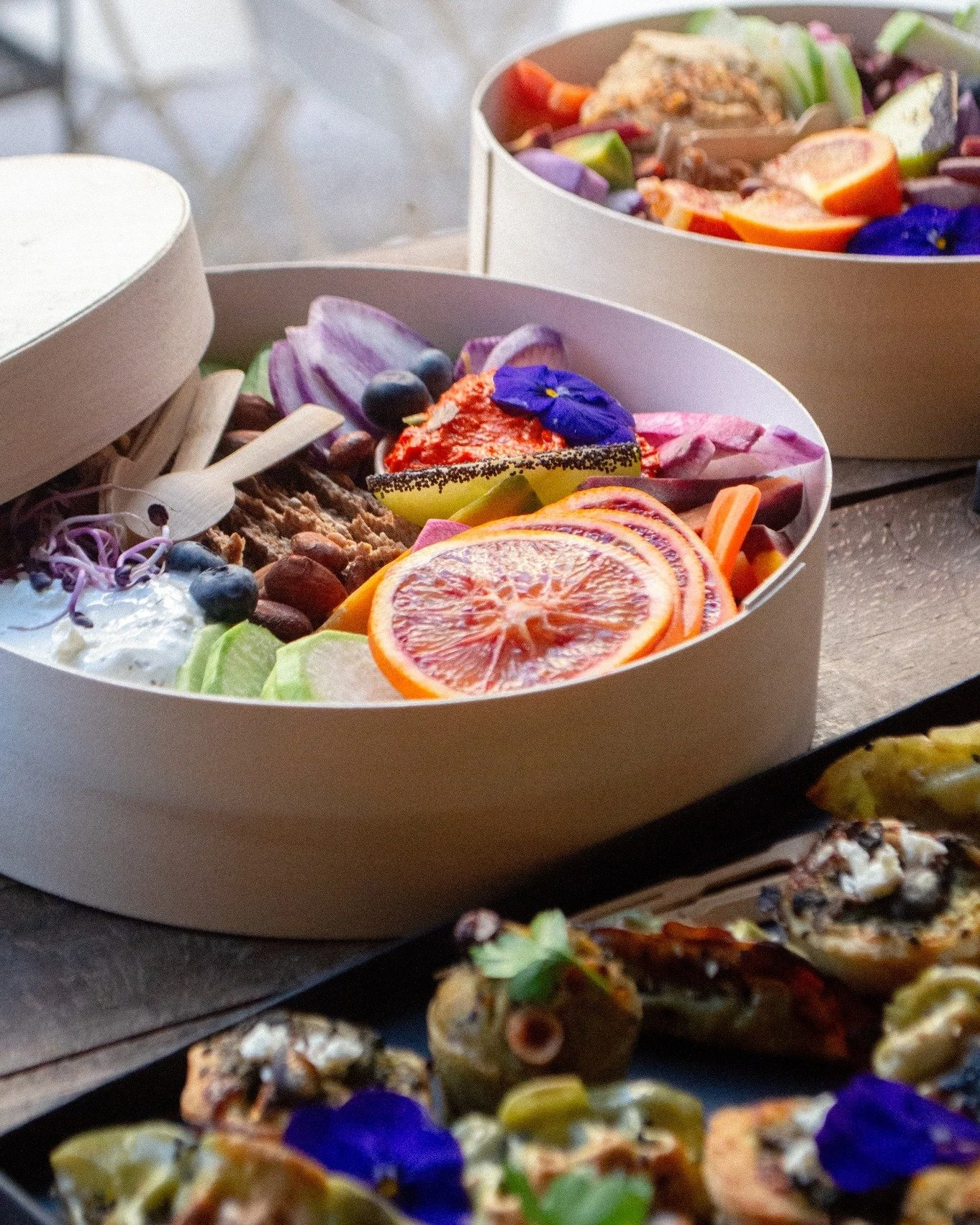 Nos coffrets pour vos &eacute;v&egrave;nements 🌱

Joy poss&egrave;de aussi son service de traiteur v&eacute;g&eacute;tal !
Notre &eacute;quipe vous pr&eacute;pare de la beaut&eacute; &agrave; partager et d&eacute;guster pour c&eacute;l&eacute;brer v