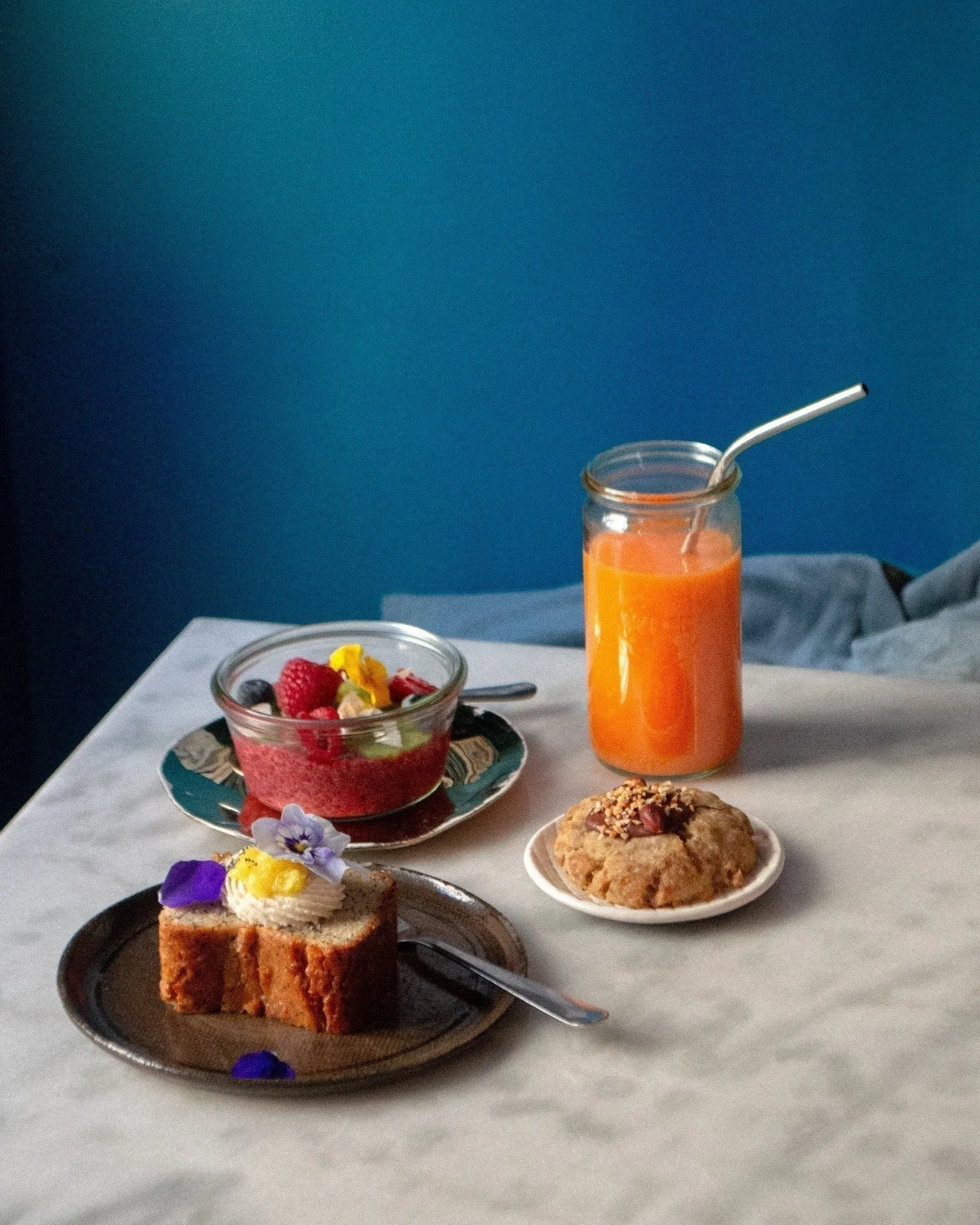Un samedi matin chez Joy 🌅

Le jus press&eacute; du jour, des couleurs et une farandole d'options v&eacute;g&eacute;tales - sans gluten, pour illuminer votre journ&eacute;e et d&eacute;buter le weekend en douceur.

 🥝 Mini chia bowl
Porridge de chi