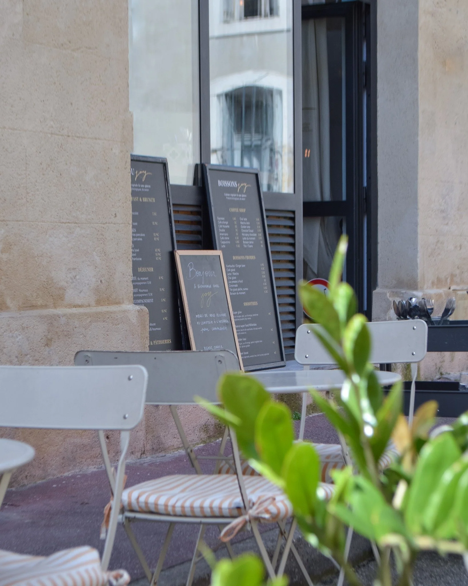 🚧✨ Bient&ocirc;t de retour ✨🚧

Apr&egrave;s plusieurs semaines de travaux, le caf&eacute; s&rsquo;appr&ecirc;te &agrave; r&eacute;ouvrir ses portes 🤍

Un lieu repens&eacute;, rafra&icirc;chi et imagin&eacute; pour vous accueillir encore mieux. On 