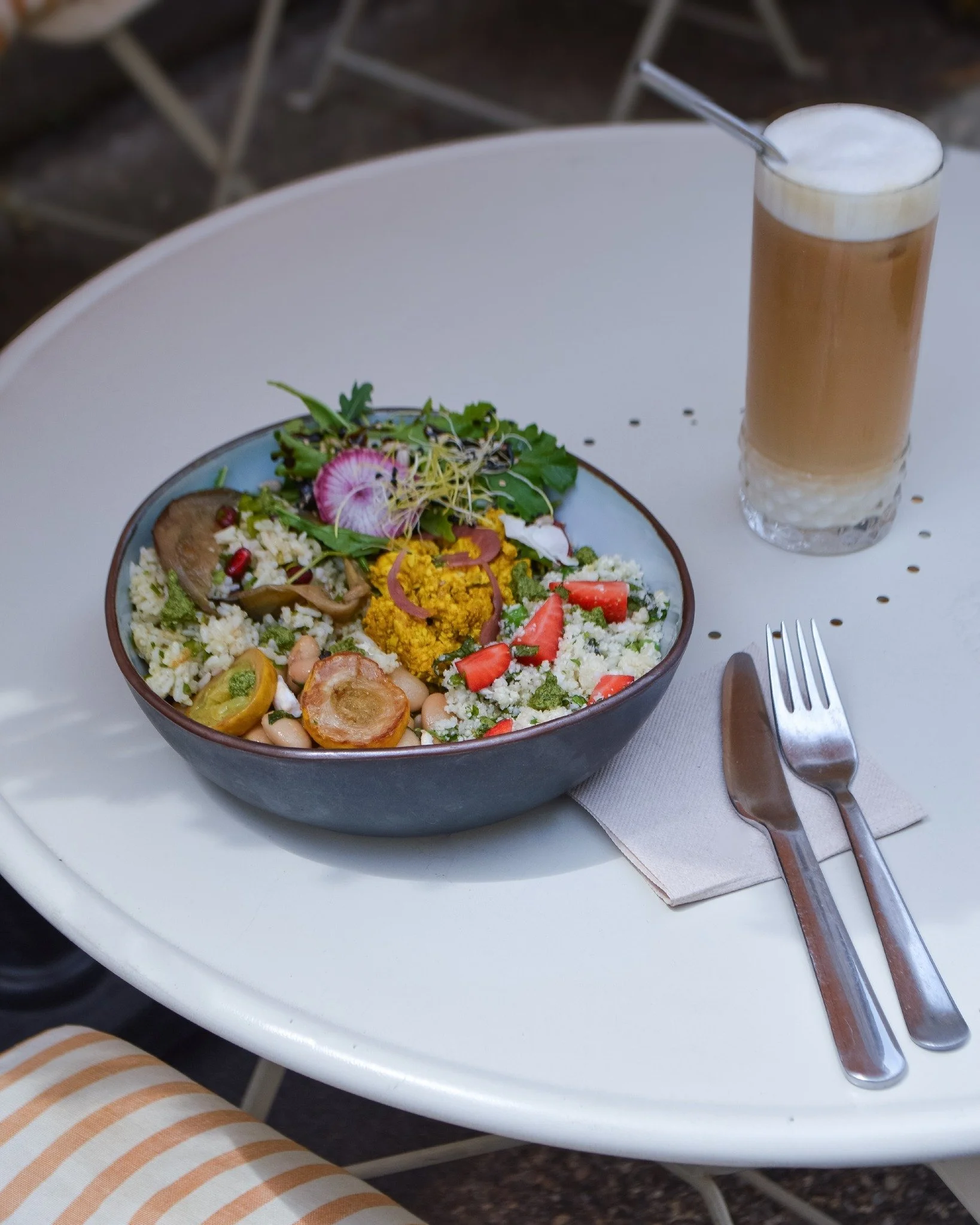 H&acirc;te de vous retrouver 💛
Au soleil en terrasse, au caf&eacute;, ou m&ecirc;me au d&eacute;tour d'un latte &agrave; emporter. 

&Agrave; tr&egrave;s vite, 

La team Joy 🌱

📸 🖥️ @morganegancedo.studio