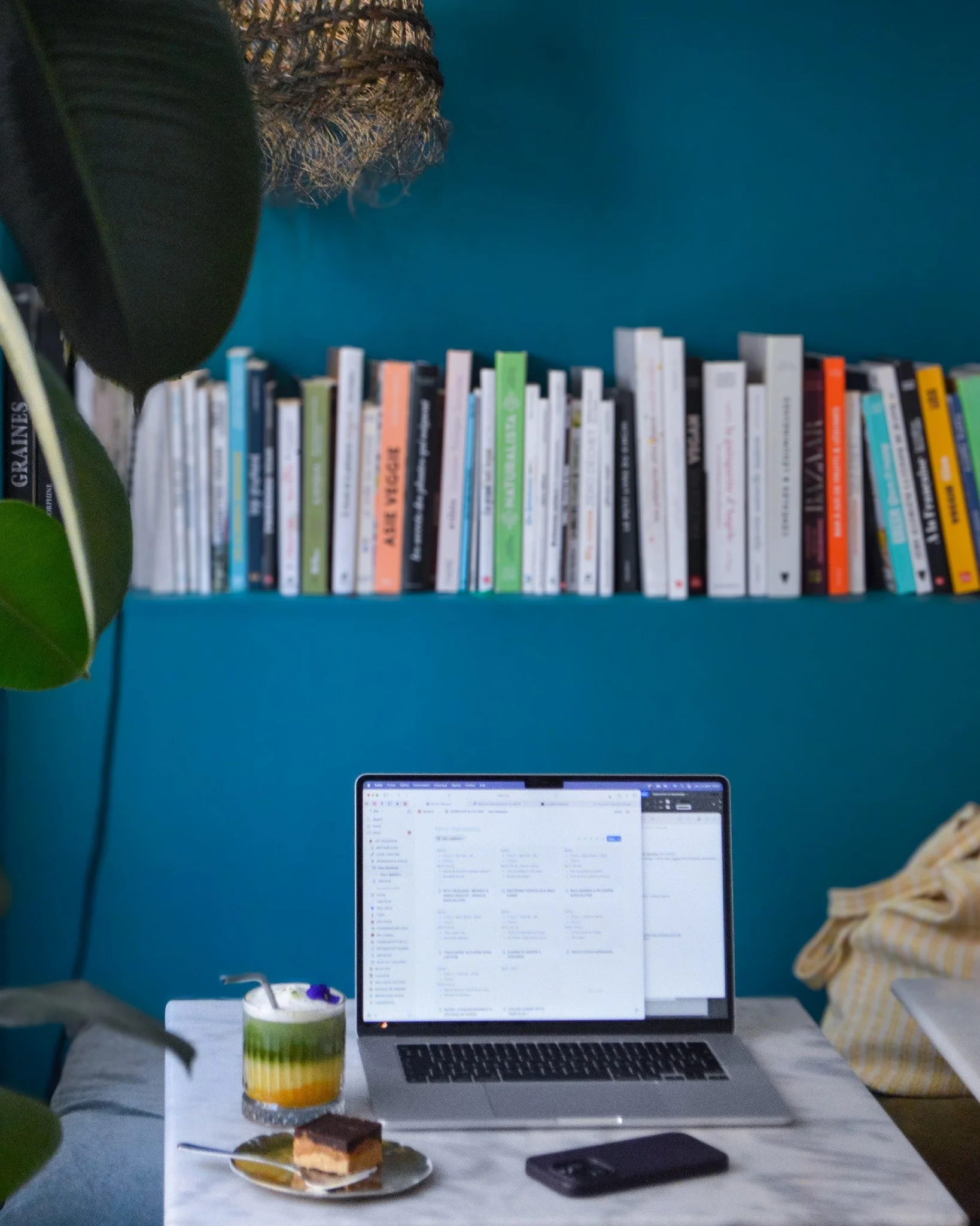 Coworking chez Joy ✨

Que ce soit pour un d&eacute;jeuner gourmand, un latte en sortant d&rsquo;un cours, un moment de coworking inspirant, notre caf&eacute; vous accueille. 
Vous &ecirc;tes &agrave; la maison 💛

Bouch&eacute;e "Snickers" 