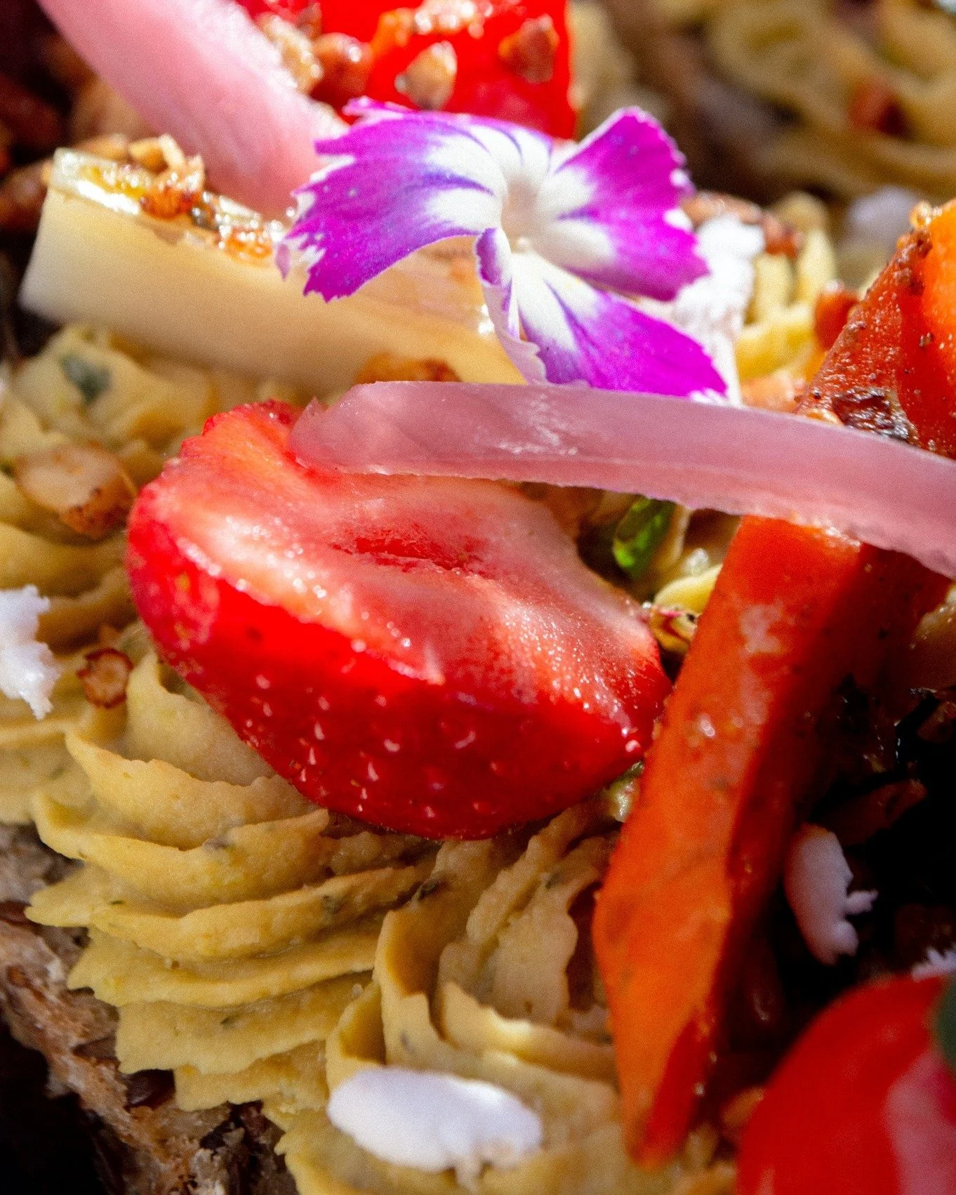 Le Toast du moment 🍓

Le secret de son succ&egrave;s ? 

Ses composants intemporels :
🌾 Notre pain aux graines &amp; psyllium
🌰 Notre granola sal&eacute; maison
☁️ Une brise de feta v&eacute;g&eacute;tale
🧅 Quelques pickles d'oignon rouge

Ce qui