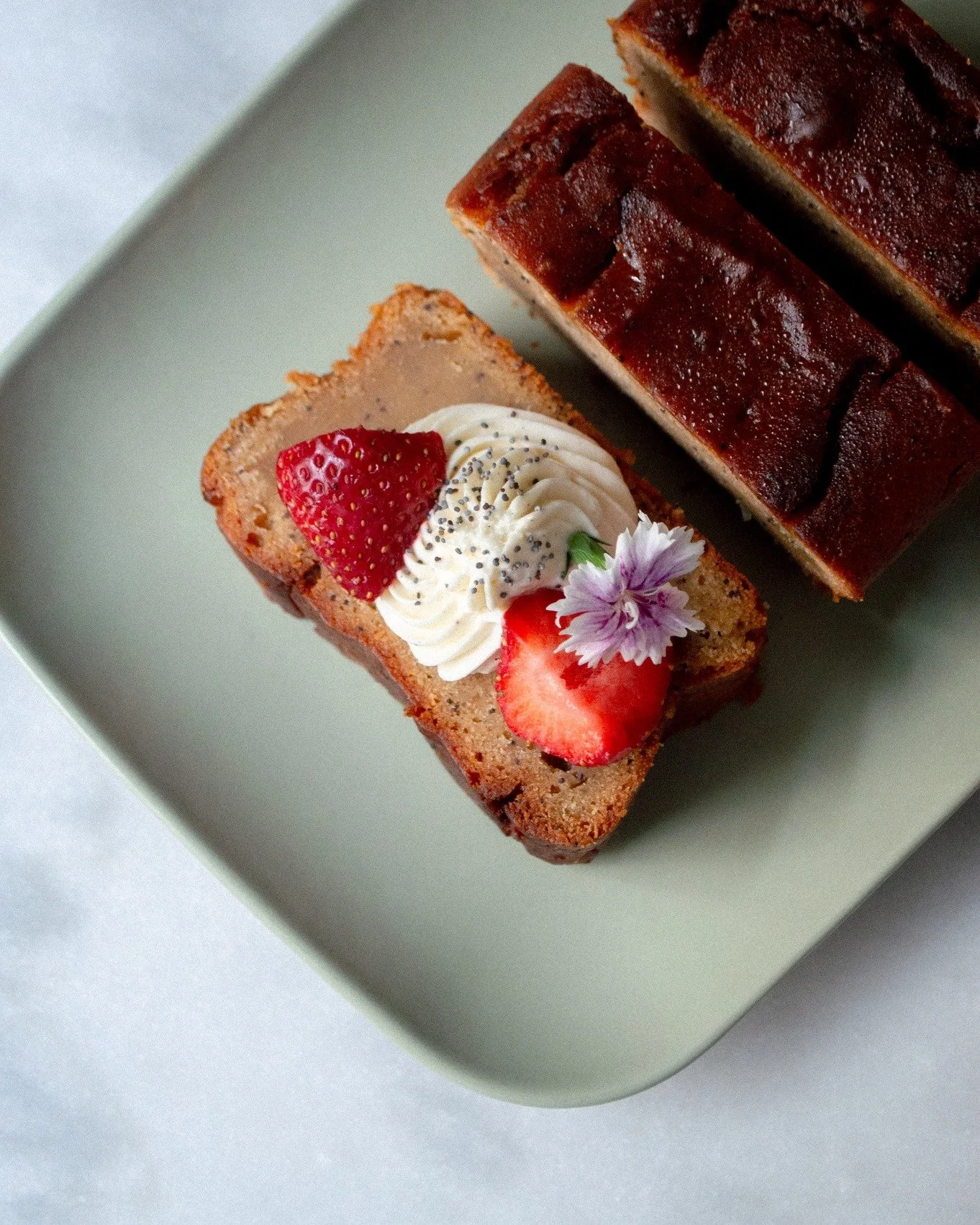 Notre Cake citron 🍋 

Pour le brunch, le dessert ou le go&ucirc;ter, 
cet intemporel l&eacute;ger et acidul&eacute; r&eacute;gale les papilles des petits comme des grands. 

💛 Sans gluten &amp; vegan
🌰 Graines de pavot
🍃 Cr&egrave;me chantilly v&