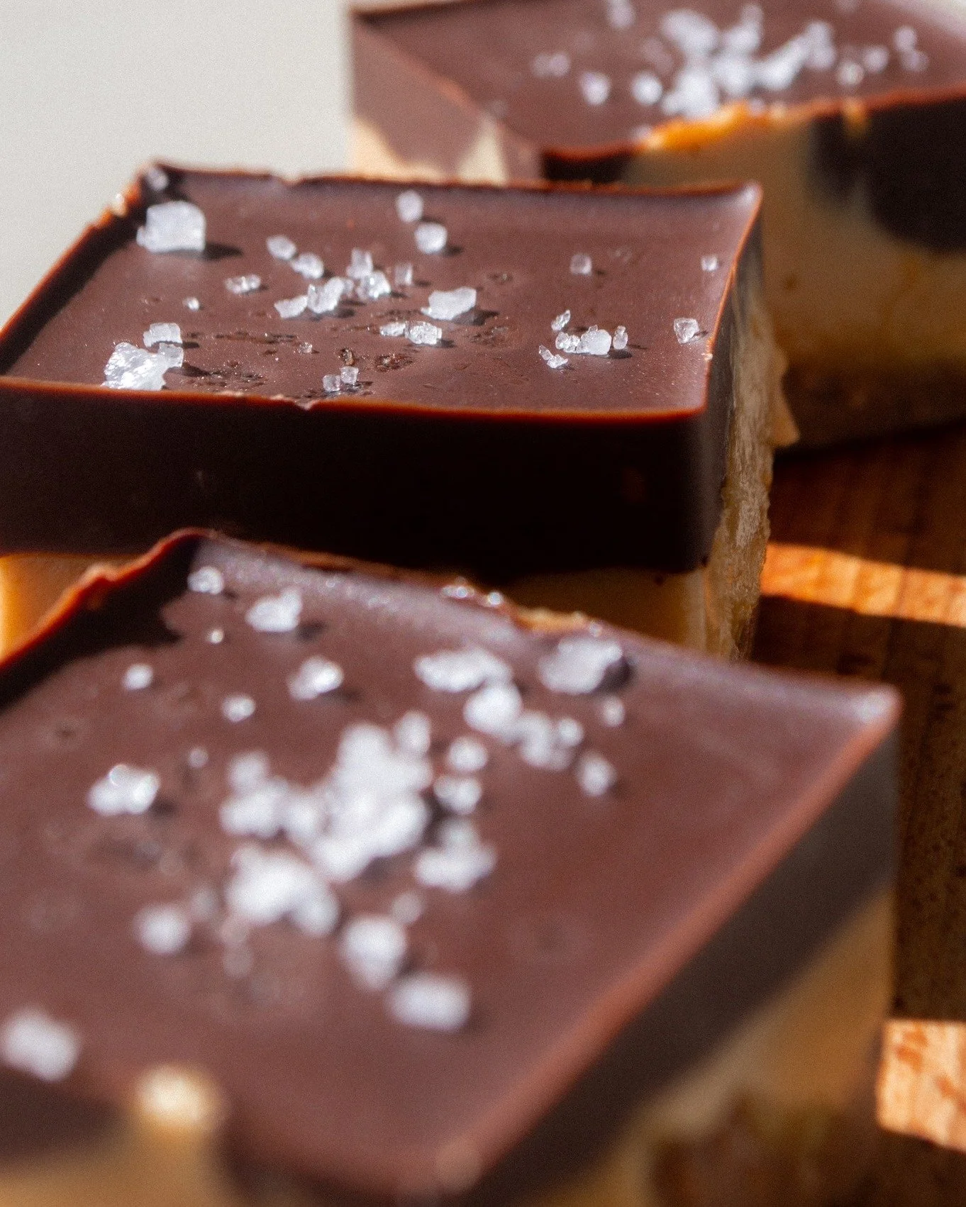No bouch&eacute;es Snikers 🥜 

Le snack parfait pour les petites faims, les pauses gourmandes ou le boost d&rsquo;apr&egrave;s pratique ❤️&zwj;🔥
- Base fondante aux flocons d&rsquo;avoine
- C&oelig;ur caramel cacahu&egrave;te ultra-r&eacute;confort