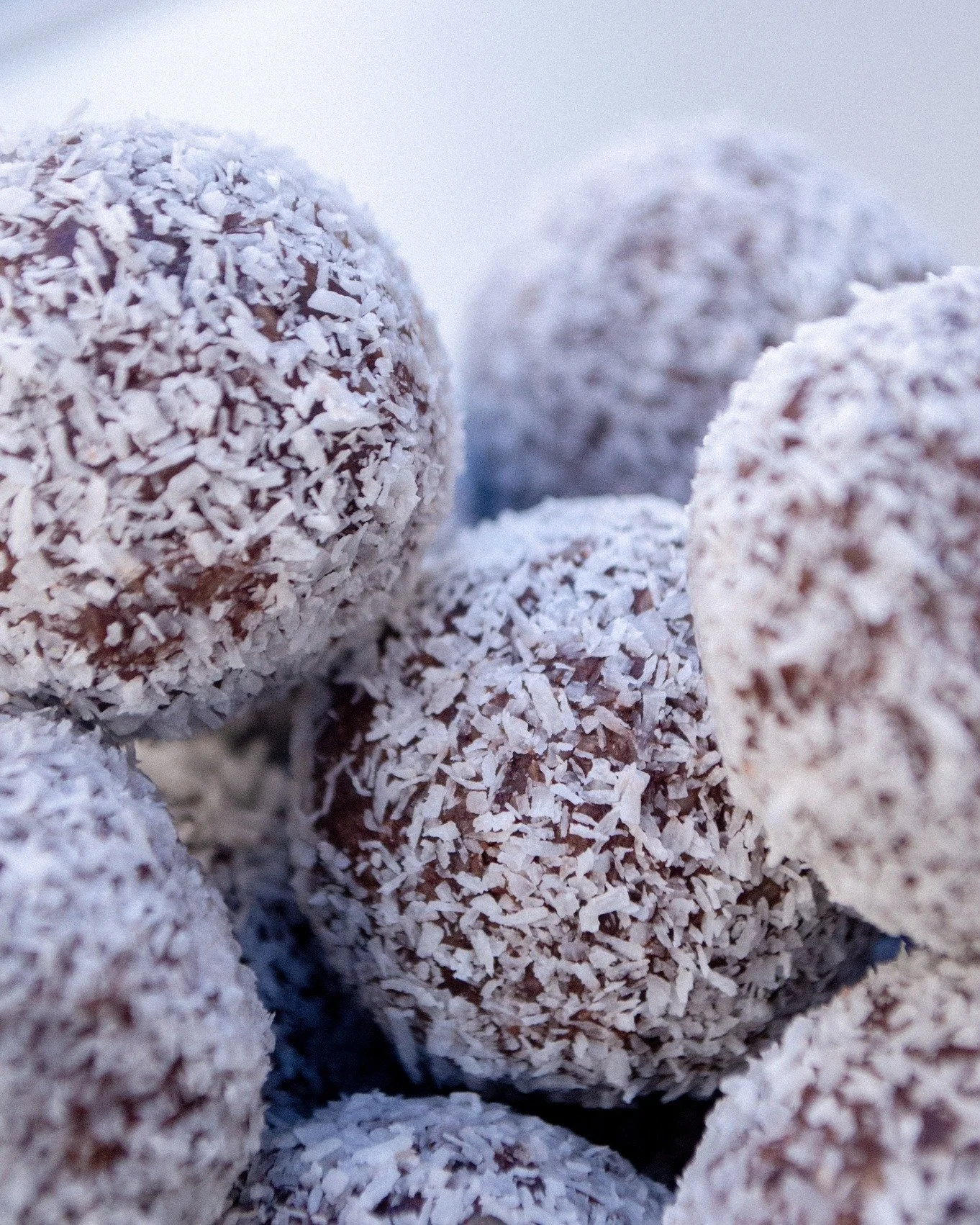Energy ball 🥥✨

Le snack iconique de JOY, qui d&eacute;cha&icirc;ne les passions depuis plusieurs ann&eacute;es. 
Comme notre bouch&eacute;e Snickers, c'est le snack parfait pour les petites faims, les pauses gourmandes ou le boost d&rsquo;apr&egrav