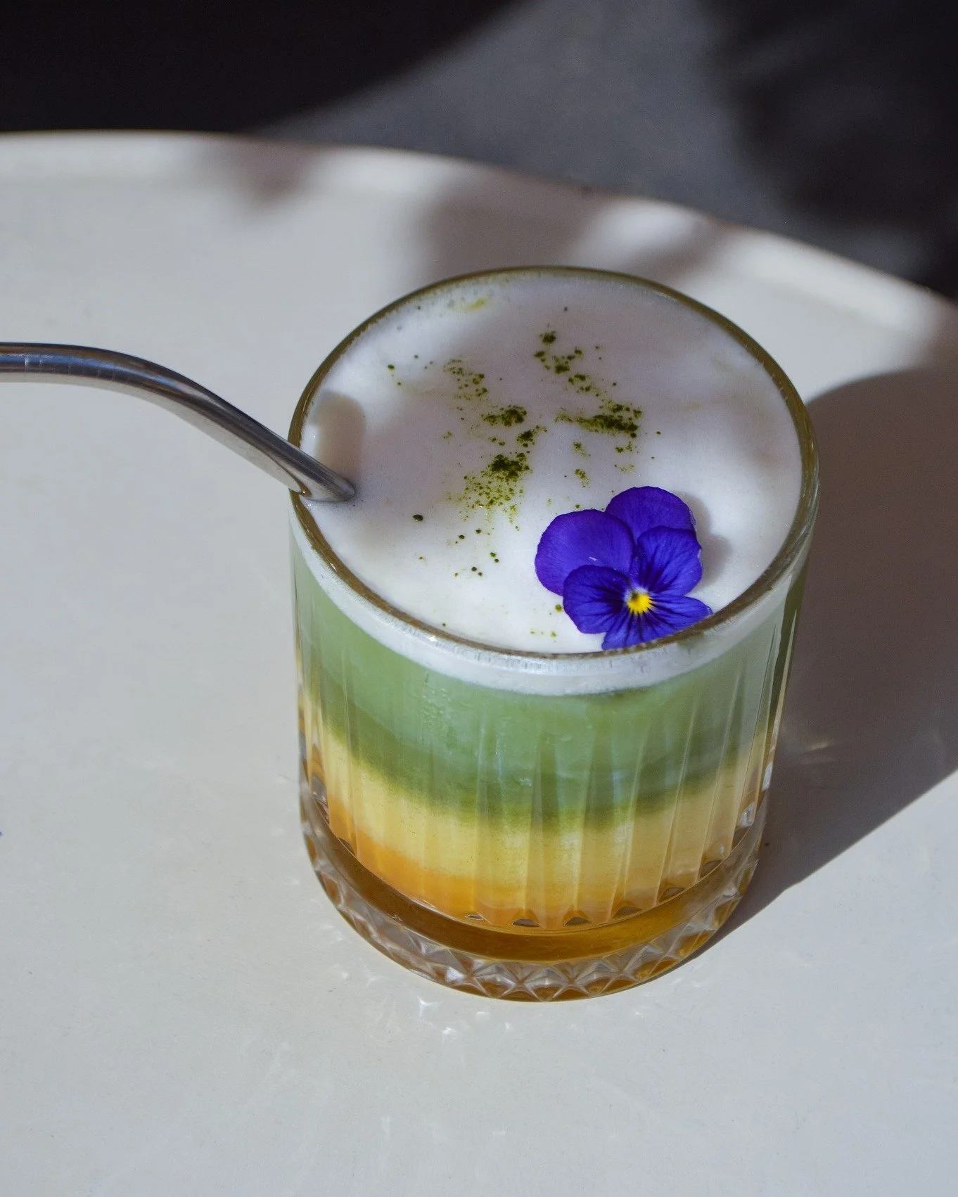 La star de la saison 🍵

Il est de retour avec la chaleur des beaux jours : 
notre Mango matcha latte 🧡

Le secret de ce latte incroyablement rafraichissant 
🧊 Quelques gal&ccedil;ons
🥭 Pur&eacute;e de mangue
🍵 Matcha @anatae_matcha
🌾 Lait riz c