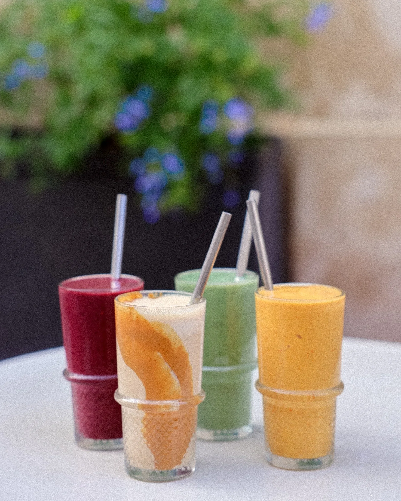 L&rsquo;automne est l&agrave; 🍂 

Mais chez JOY, notre signature c'est les couleurs ✨
Nos smoothies &amp; milkshakes sont toujours l&agrave; pour apporter une dose de nutriments, d'&eacute;nergie et de saveurs &agrave; vos journ&eacute;es.

&Agrave;