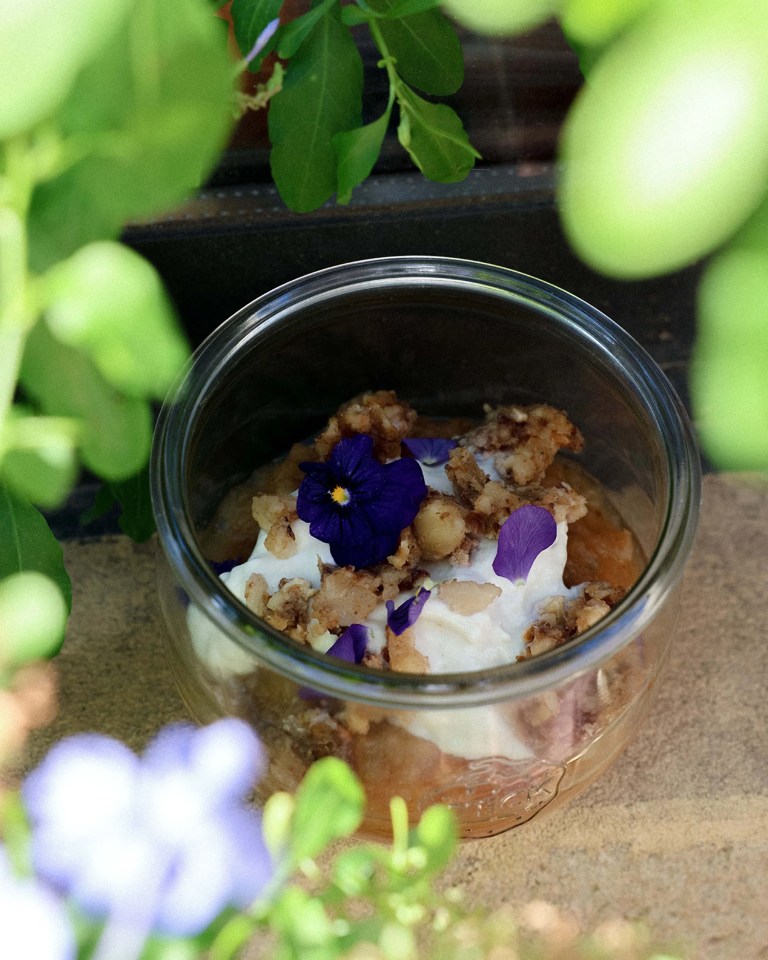 Le Parfait JOY 🍎✨🌰

Yaourt v&eacute;g&eacute;tal, compot&eacute;e du moment &amp; crumble cru maison aux dattes, noix et amandes.

Un dessert frais et gourmand, &agrave; savourer apr&egrave;s le d&eacute;jeuner, ou comme snack apr&egrave;s votre pr
