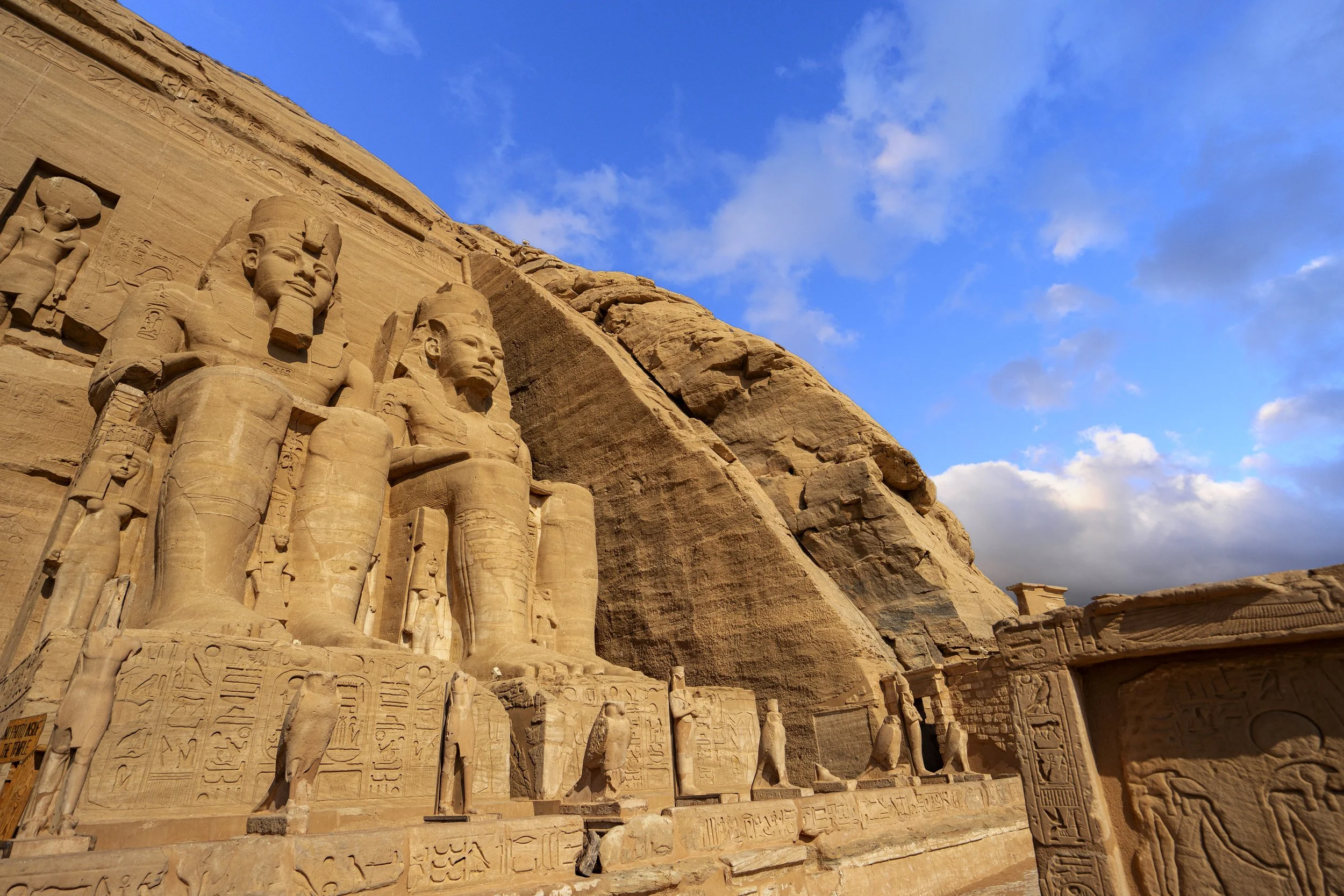 EG_Abu-Simbel_Temple-of-King-Ramses-II_RF_get_1351962614.jpg