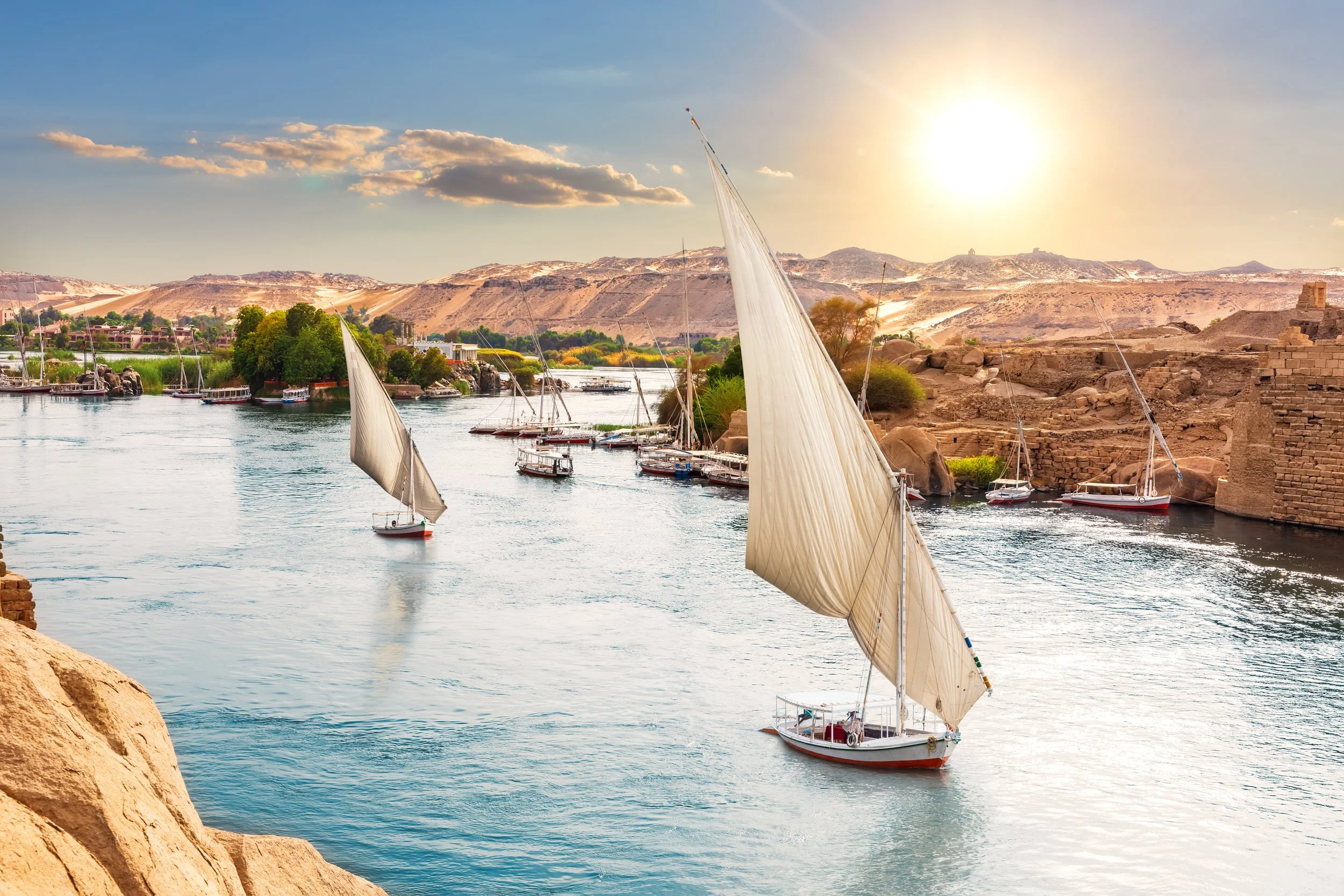EG_Aswan_traditional-Nile-sailboats_RF_get_327507461.jpg
