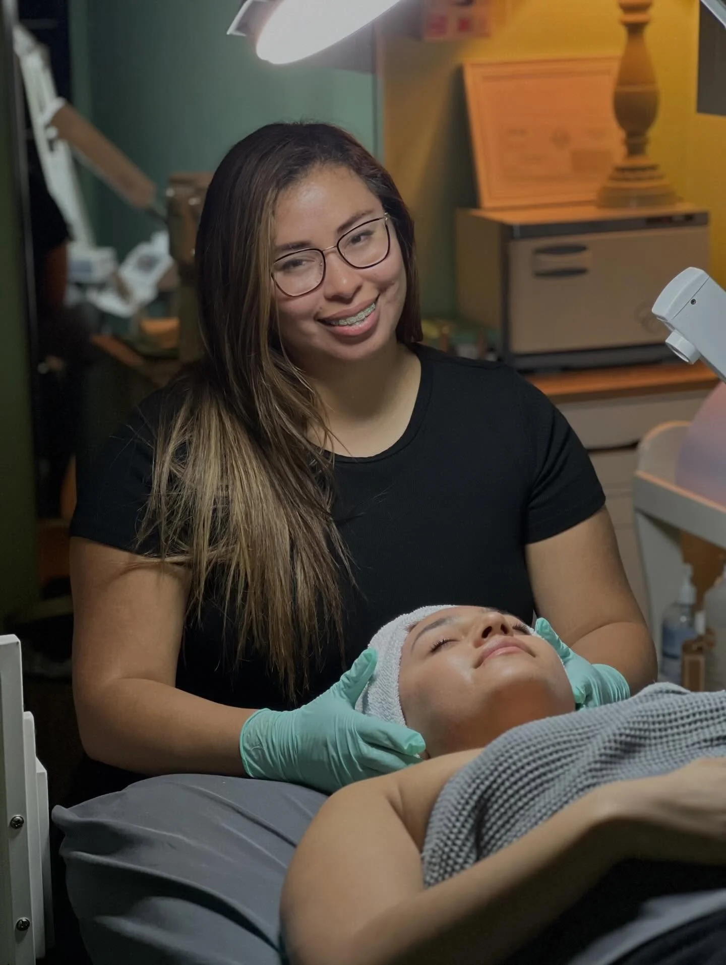 It&rsquo;s Berenice&rsquo;s birthday 🥳✨
Fun fact: she&rsquo;s been at Fejjab Spa the longest and specializes in almost all of our treatments&mdash;and yes, her massages and facials are THAT good 💆&zwj;♀️
She&rsquo;s known for going above and beyond