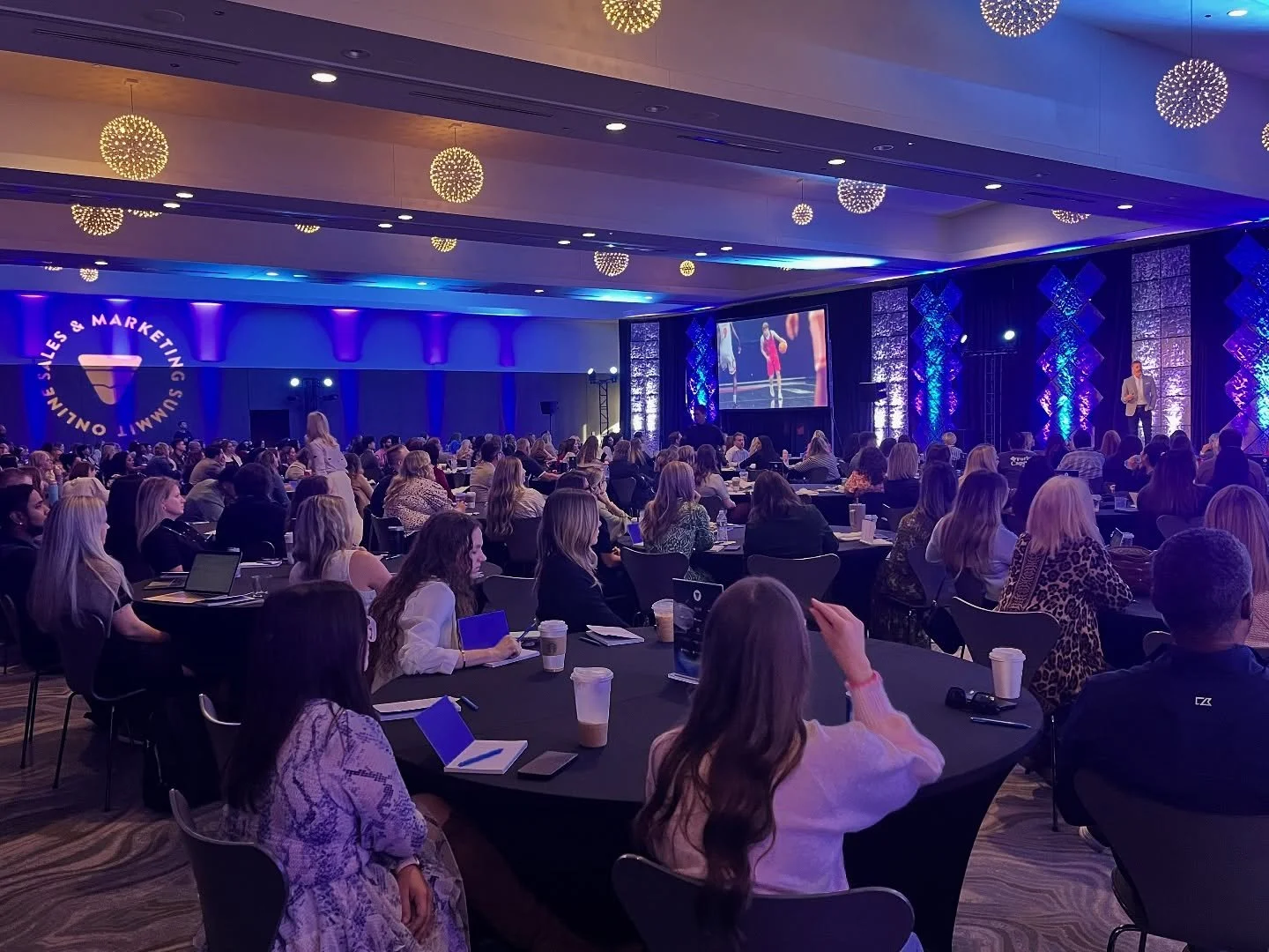 Who says you can&rsquo;t have connection in a room with hundreds of people?

That&rsquo;s the mark of a team who leads by example..sleeves rolled up, box-carrying, guest obsessed! No wonder their community feels so tight knit. 💜🕺🏼