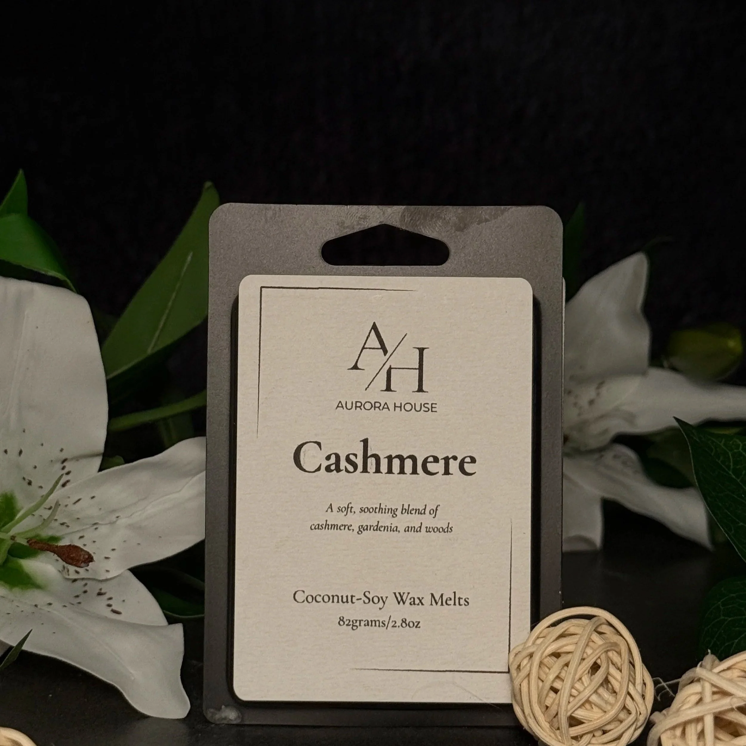 Aurora House wax melts Cashmere with white lilies and cozy wickers balls