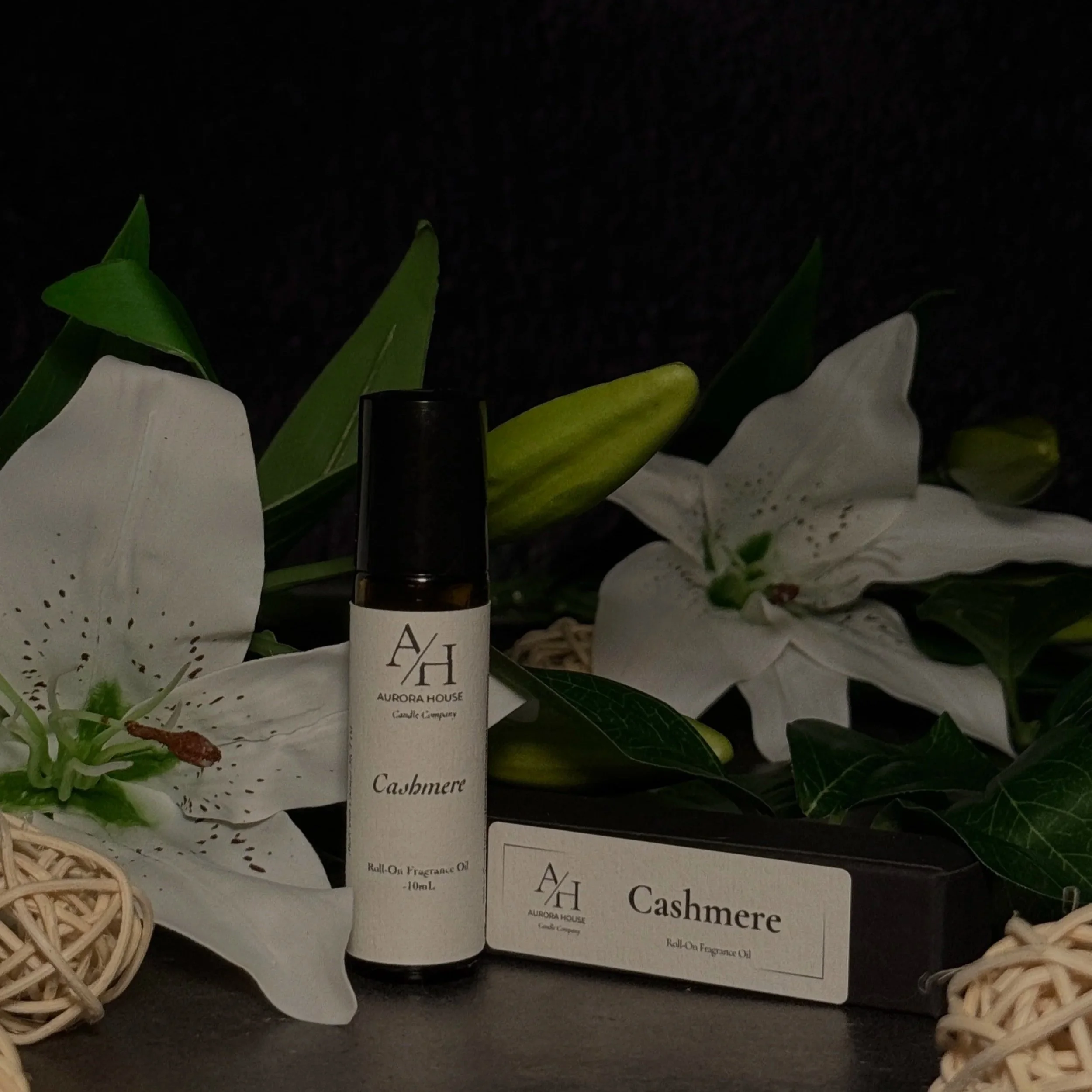 Aurora House Fragrance Oil Roller Cashmere with white lilies and cozy wicker balls