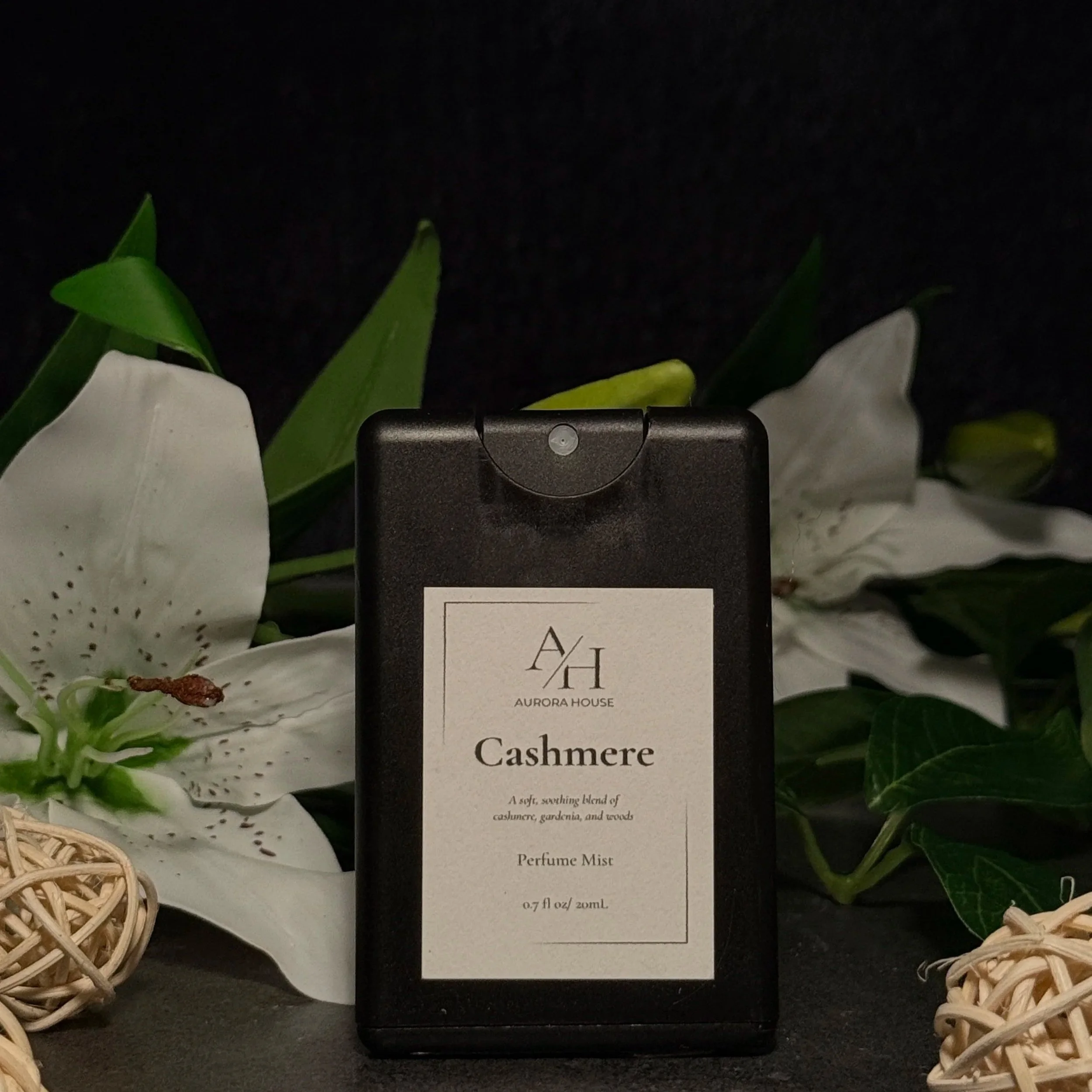 Aurora House Perfume mist Cashmere with white lilies and cozy wickers balls