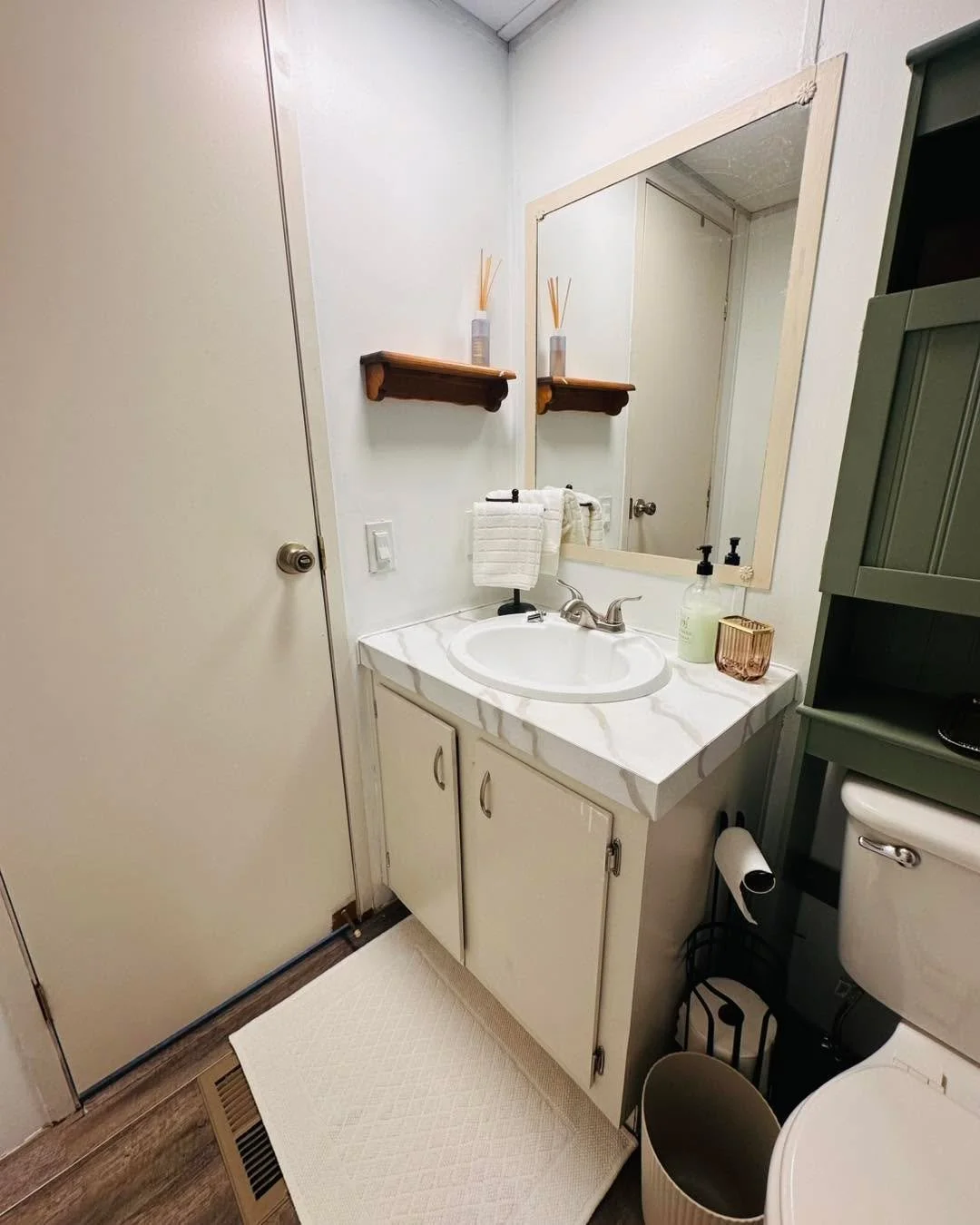 Don&rsquo;t let the size fool you&mdash;this little bathroom gave us a run for our money 😅 From a full shower redo to secondhand styling finds, this space took way more work than expected&hellip; but the result? Totally worth it 💚

Swipe to see how