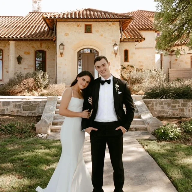 Newly married couple in front of Garey House in Georgetown Texas