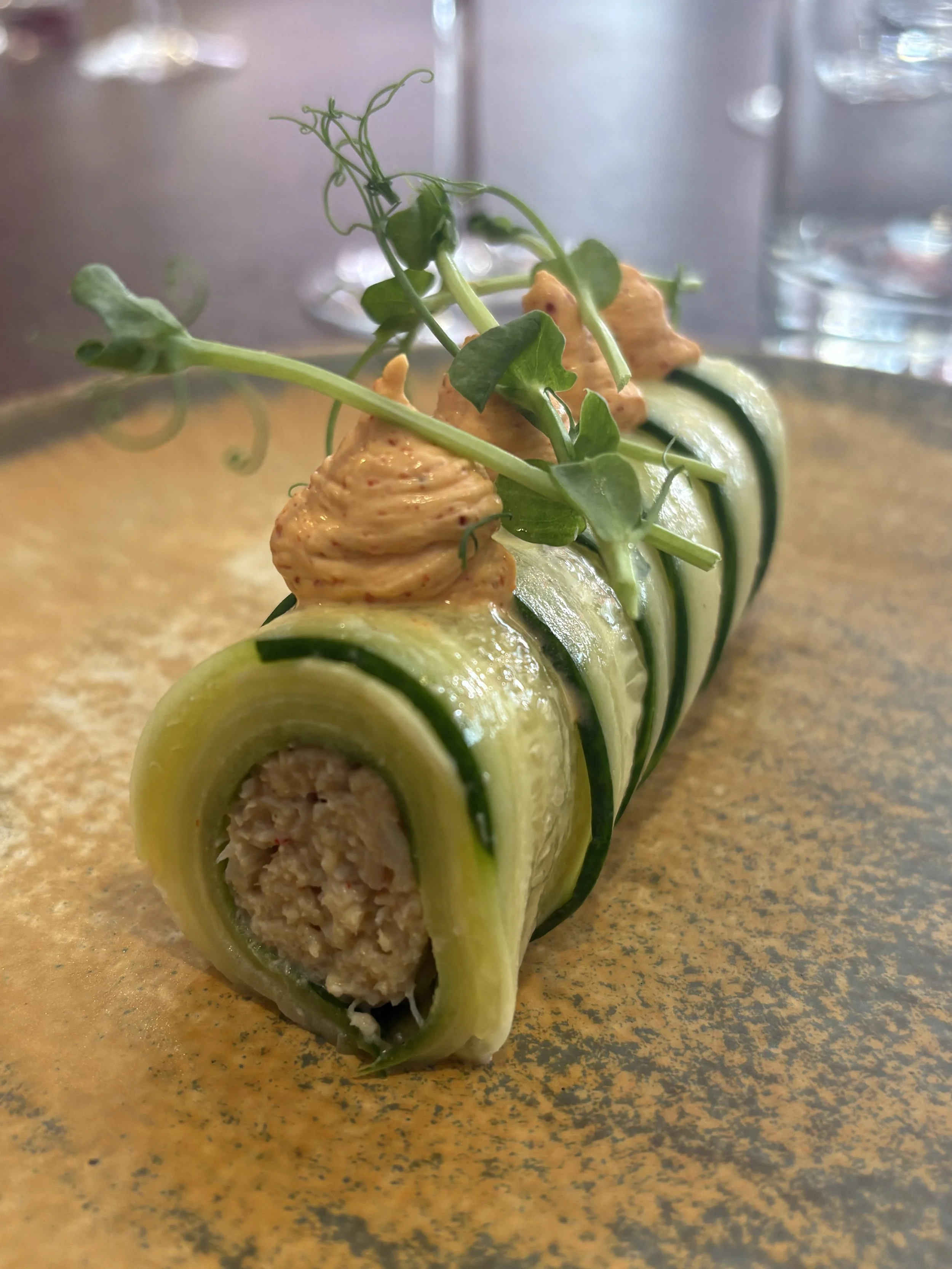 Roulé de courgette avec une farce de riz et garniture de microgreens