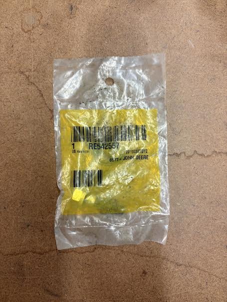 RE542557 WATER PUMP FITTING-JOHN DEERE