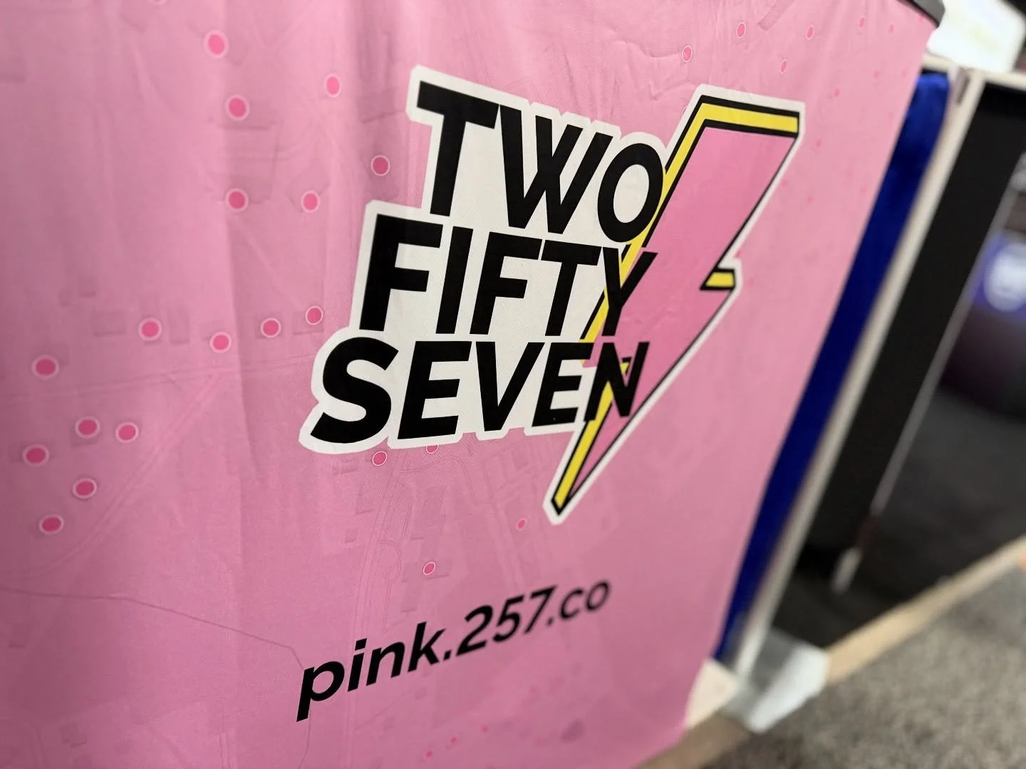 Fast chatting with #pinkbytwofiveseven about their AI agent marketing platform. Pretty cool! Check it out at pink.257.c0 or visit them at booth V4052 at @replusevents 2025 this week in #vegas