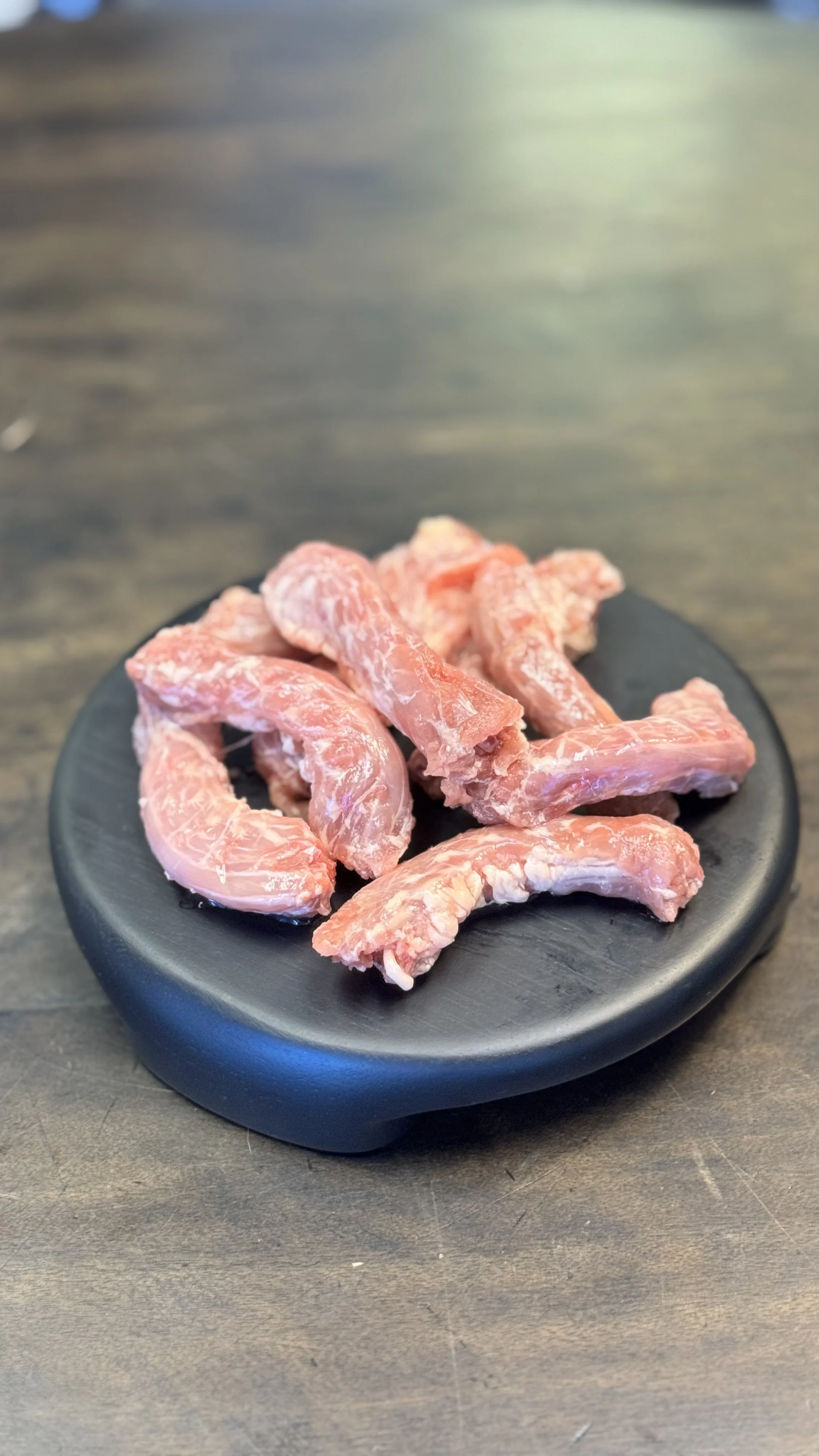 Raw chicken necks for dogs and cats – species appropriate raw meaty bones for dental health