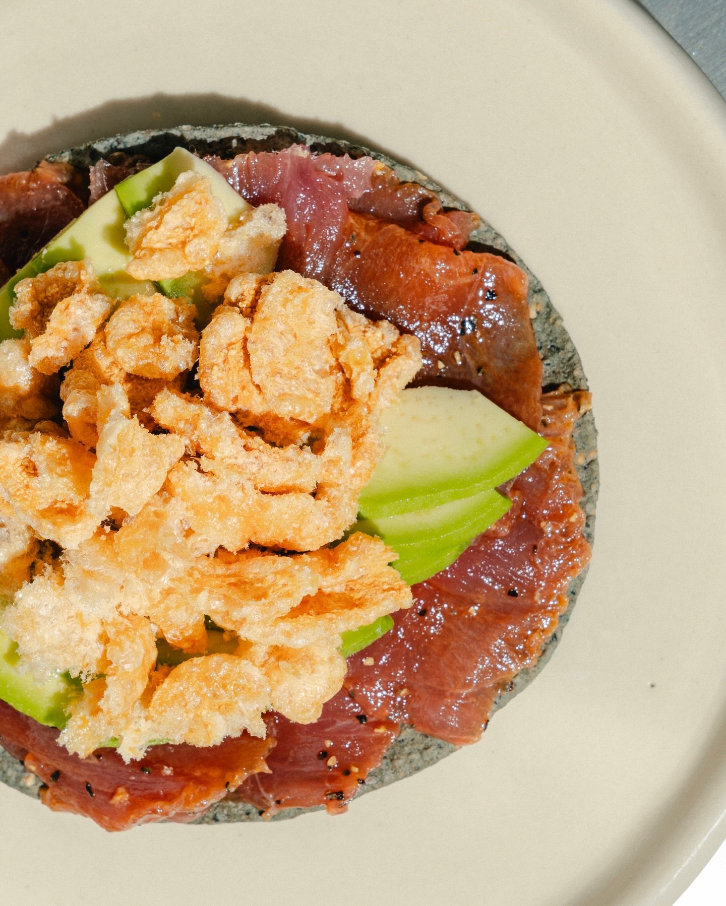 Si usted est&aacute; dudoso en qu&eacute; pedir, le recomendamos nuestra Tostada Akami; ya luego nos cuenta&nbsp;qu&eacute;&nbsp;le&nbsp;pareci&oacute;.