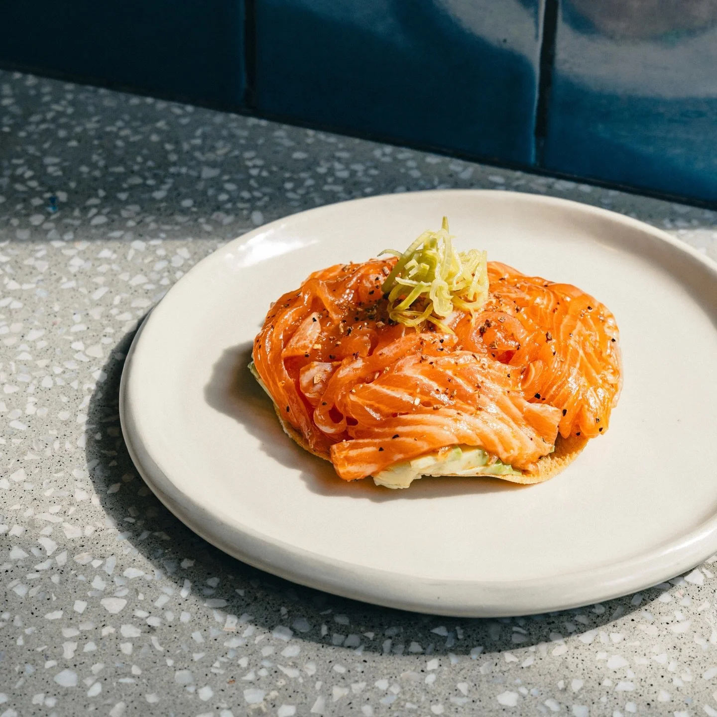 En foto: tostada salm&oacute;n, para empezar bien.