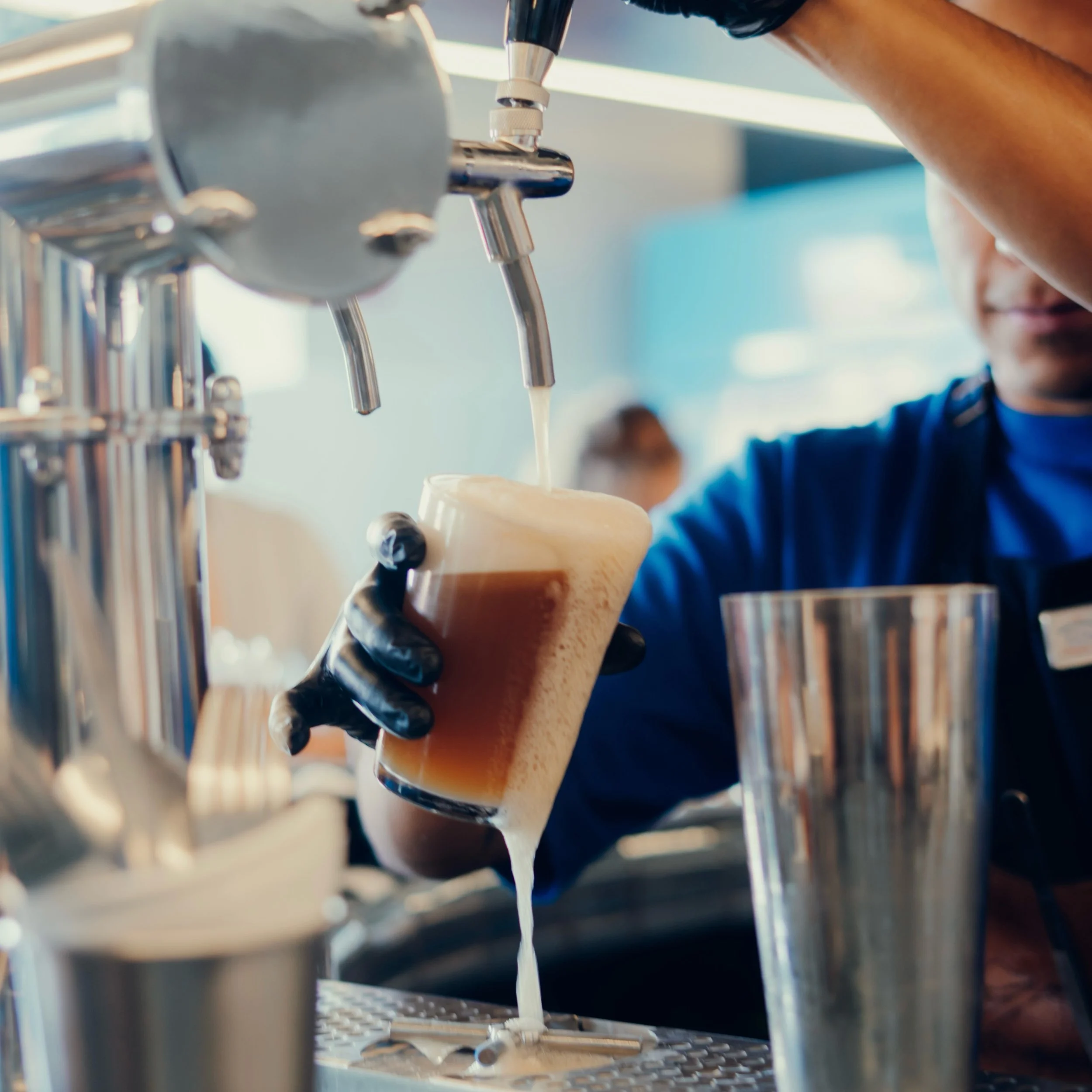 Venga, p&oacute;ngase c&oacute;modo en la barra y acompa&ntilde;e el momento con una cerveza de barril o un buen trago.