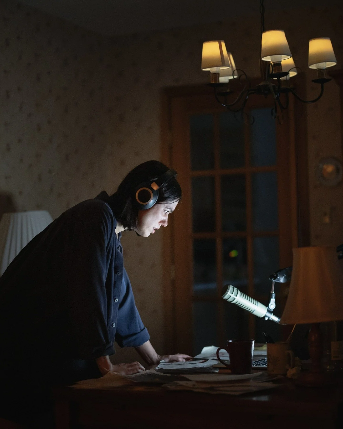 On Set Occurrence # 5 👁️ The Chandelier Lightbulb💡 As mentioned in Occurrence # 1, lightbulbs flickering is a reoccurring visual theme in the movie, with emphasis on the chandelier lightbulbs above Evy&rsquo;s podcast set up in the dining room 🎥 O