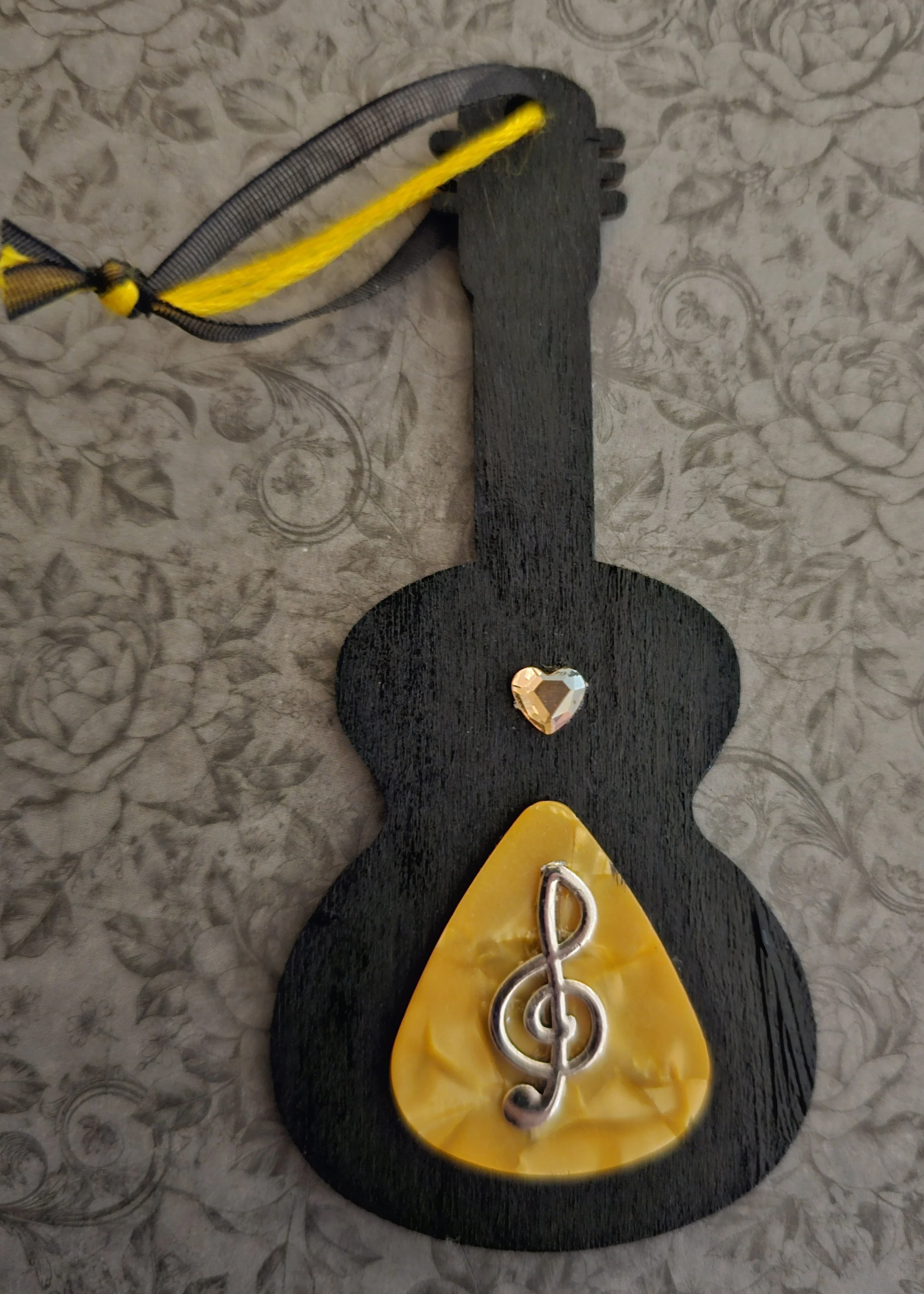 yellow guitar ornement.jpg