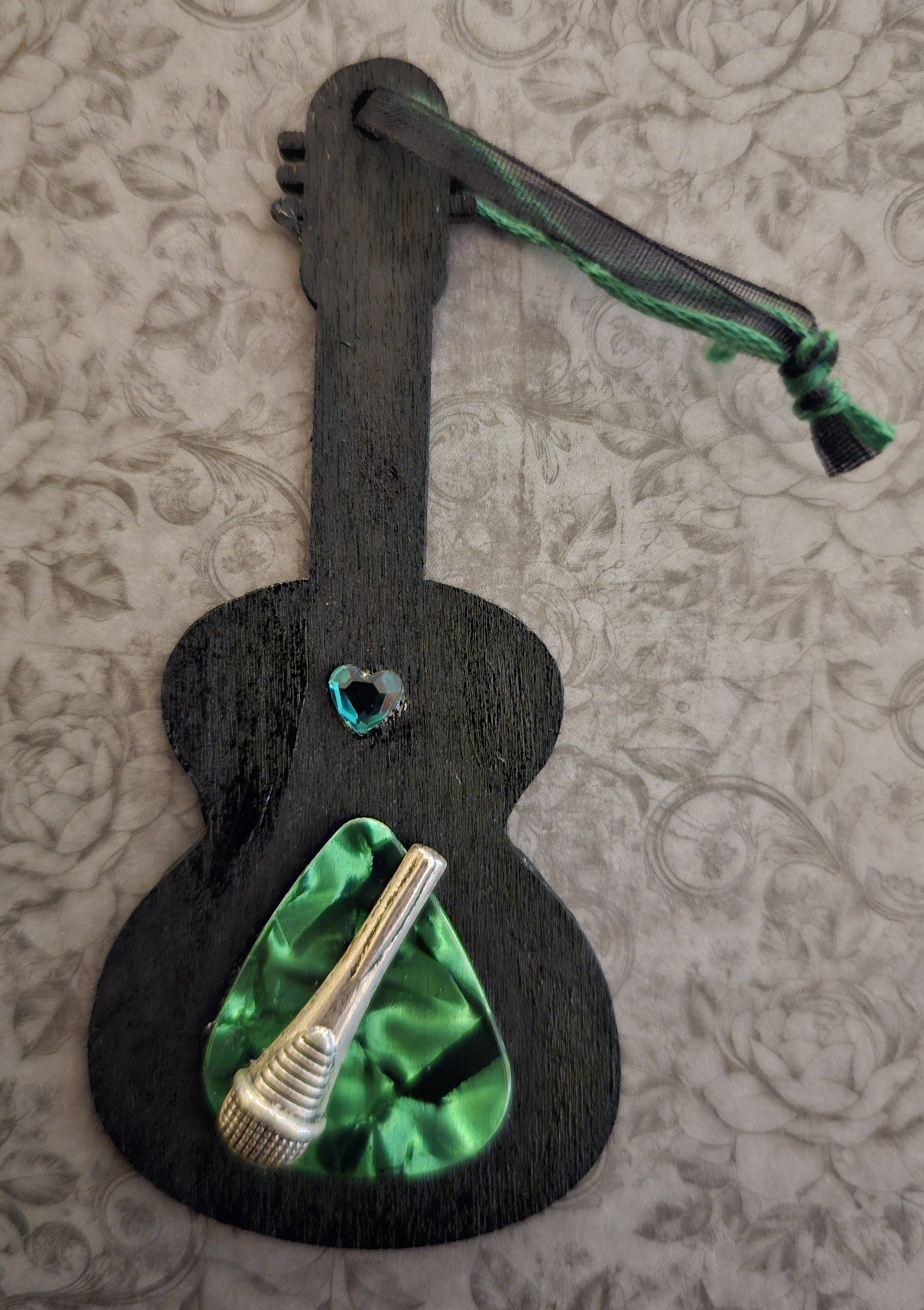 microphone guitar ornement.jpg