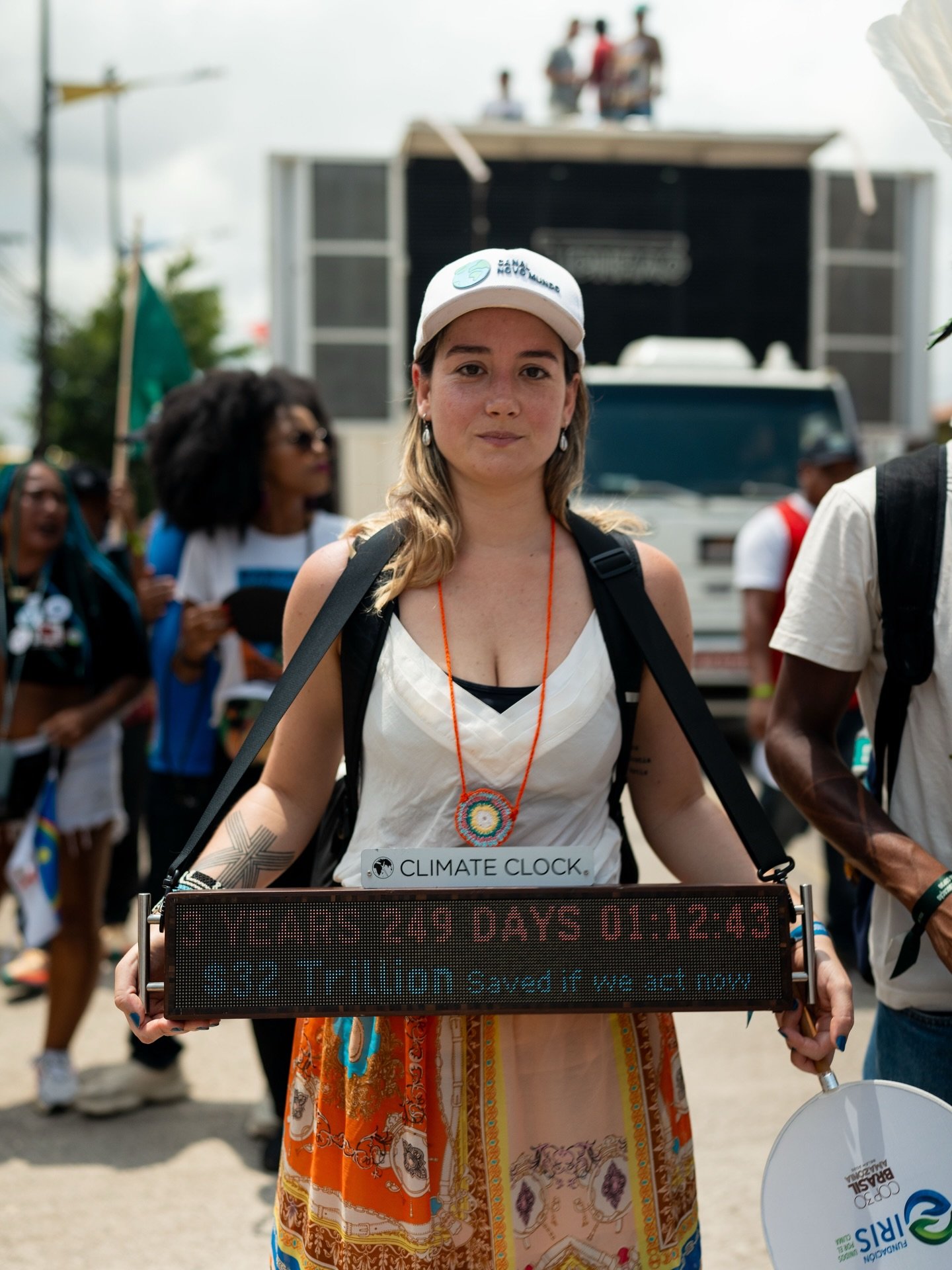 During Global Day of Action, activist and communicator @thaianemaciel chose a lifeline that highlights the economic impact that climate change will impose on all us if we continue to postpone action. We must act now! #ActInTime 

No dia de a&ccedil;&