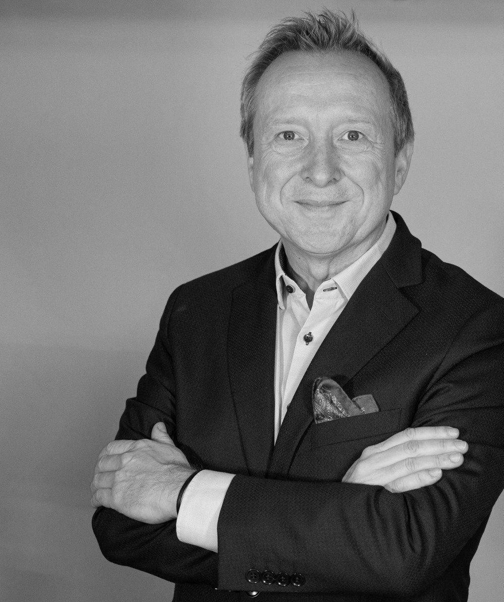 Porträt von Volker Siegert mit verschränkten Armen