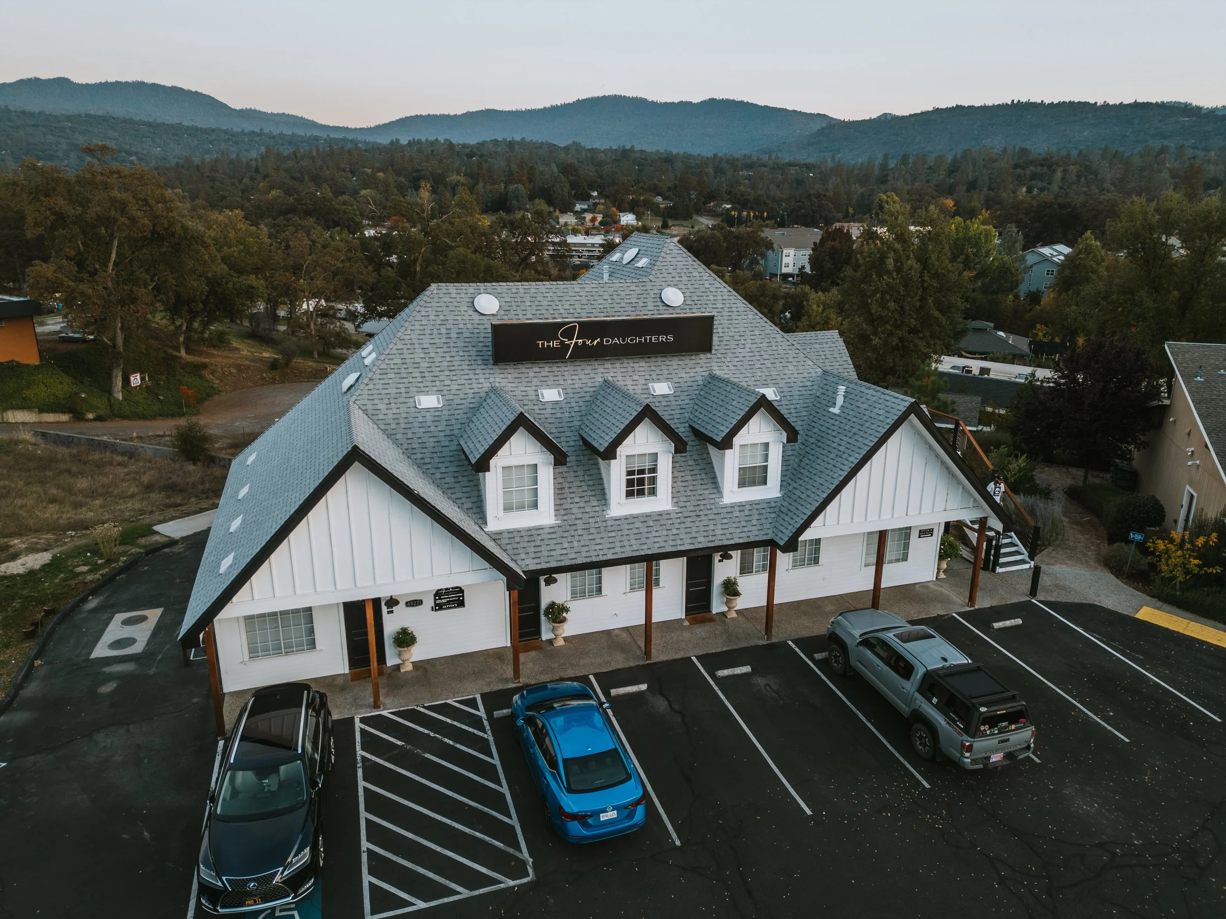 Image of the four daughters inn just outside of Yosemite national park in California, USA