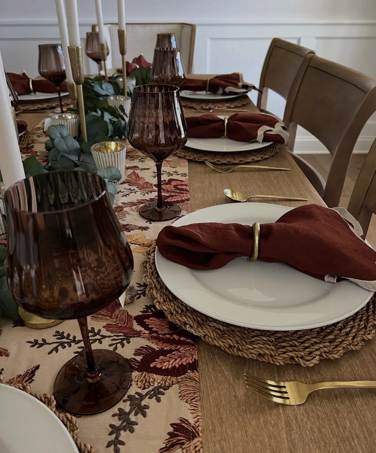 A little last minute hosting inspiration 🦃 

Can you guys believe we are only one week away from Thanksgiving?! Let the countdown to cozy chaos begin!

#thanksgiving #thanksgivingtable #thanksgivingtablescape #thanksgivingtabledecor