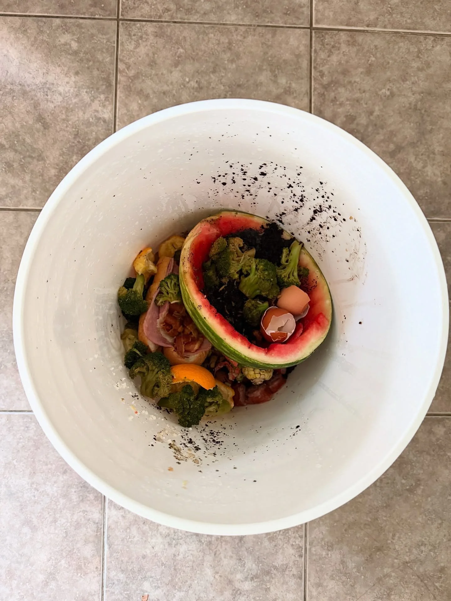 Cleaning out your fridge with no guilt of wasting food might just be our favorite perk to curbside composting&hellip; 
✅ No more wasting uneaten food 
✅ No heavy/leaky/stinky trash
✅ Keeping it in our communities agricultural cycle &hellip; a win for