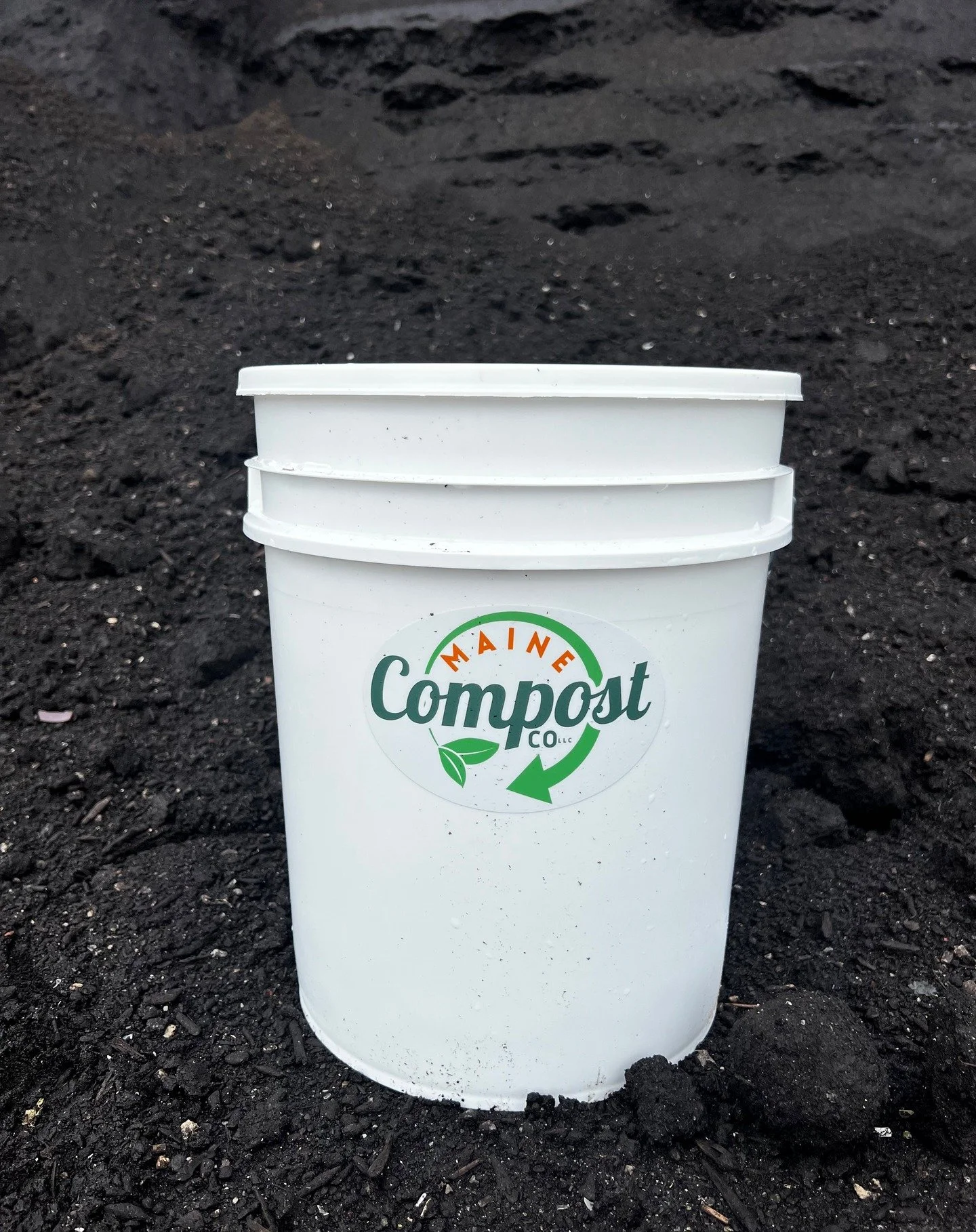 Here&rsquo;s a behind-the-scenes look at what your food scraps become when you give them a second chance: nutrient-rich compost! 📸 (The bucket insisted on a photo with the finished compost, it&rsquo;s a big fan of the glow-up.) #CurbsideCompost #Fro