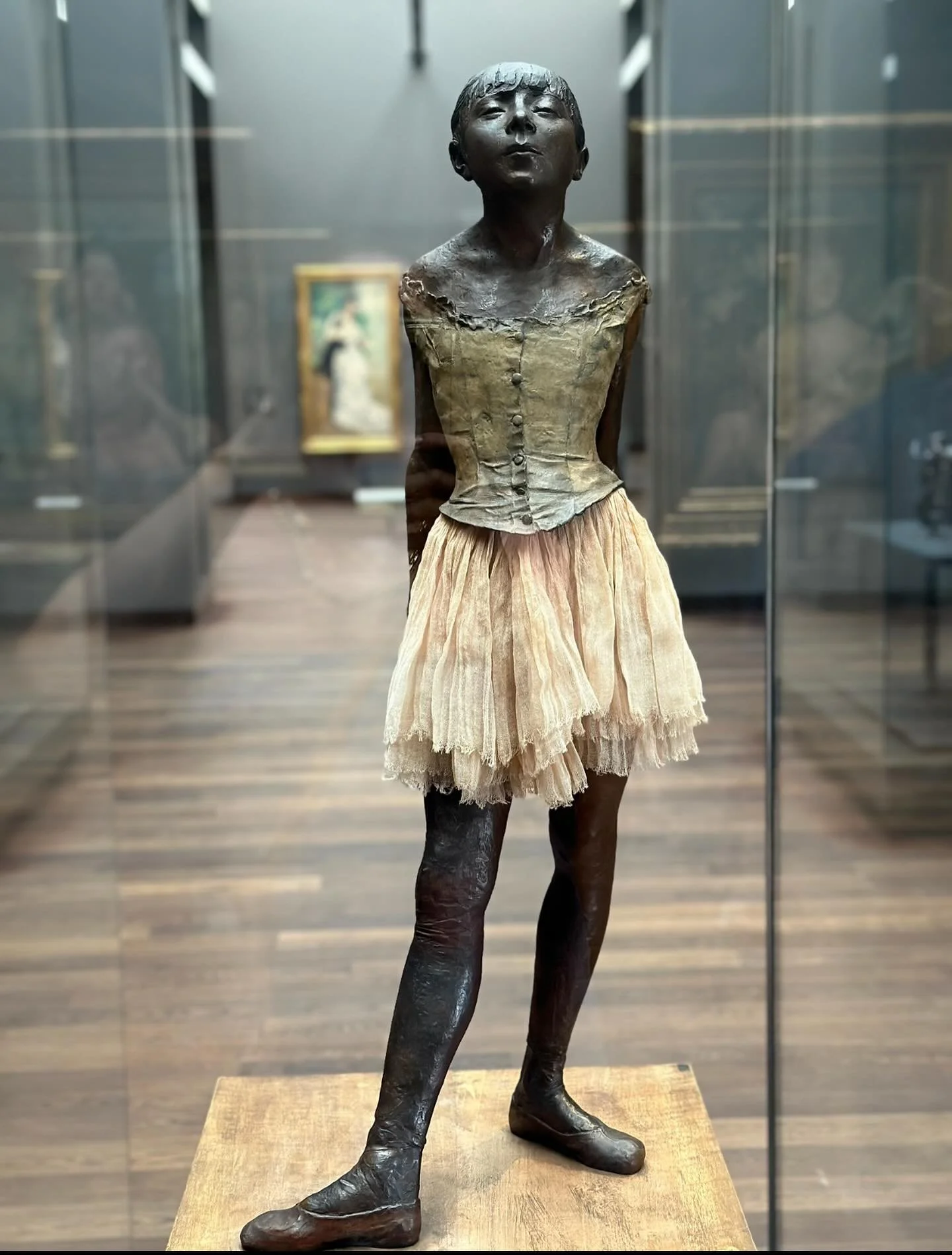 ✨ Degas&rsquo; Little Dancer,-A moment of quiet grace at the Mus&eacute;e d&rsquo;Orsay, Paris. 🩰🖤
Timeless. Poised. Unapologetically bold.
#Degas #LittleDancer #MuseeOrsay #ParisMuseums #BalletArt #Impressionism #ArtInParis #TravelWithArt
@parisje