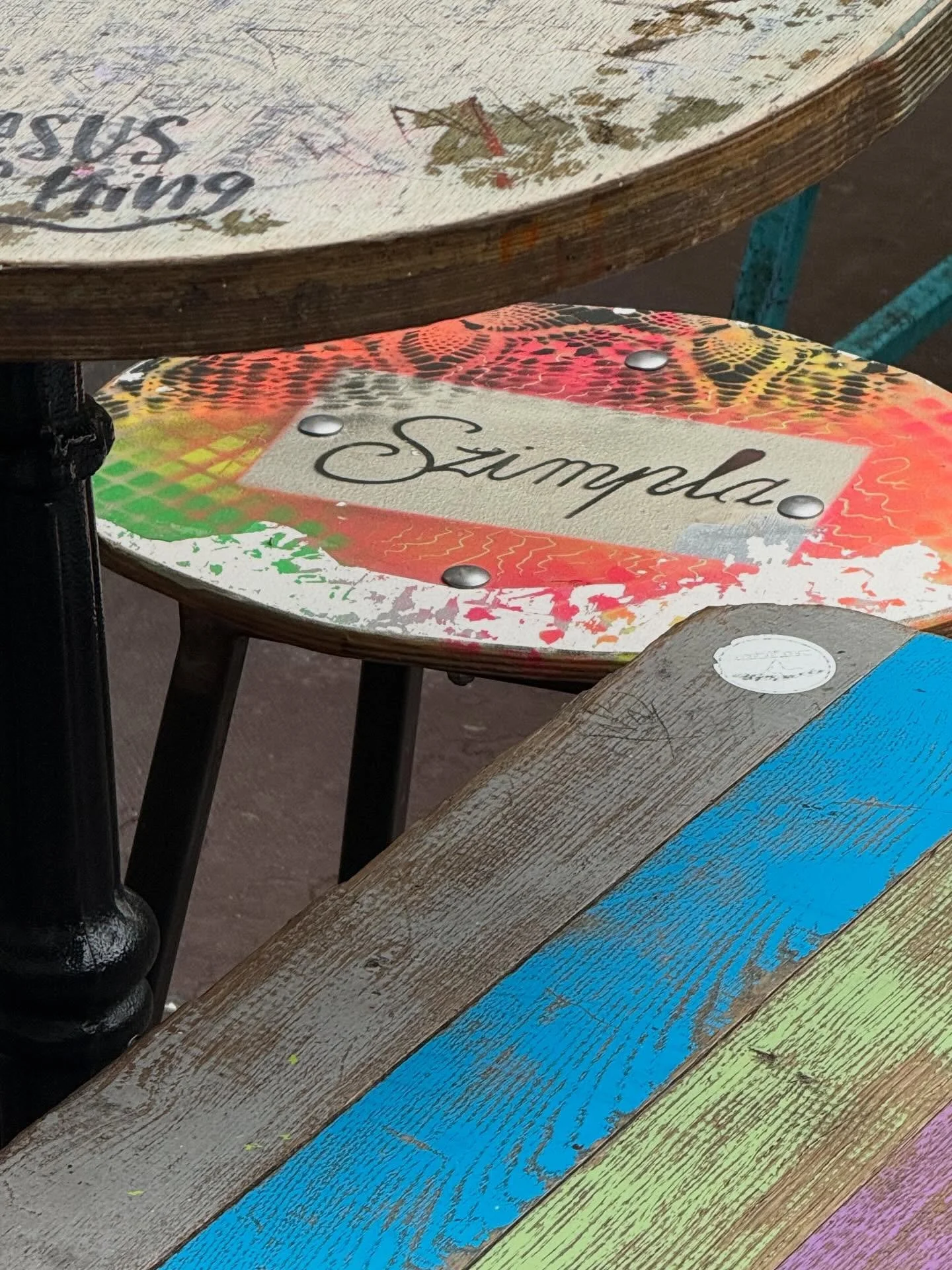 ✨ Ruin bar vibes in the heart of Budapest ✨
Colorful tables, eclectic art, and the buzzing energy that only Szimpla Kert can bring. 🍻 From graffiti walls to mismatched chairs, every corner tells a story.

📍 Budapest&rsquo;s most iconic ruin bar
🍹 
